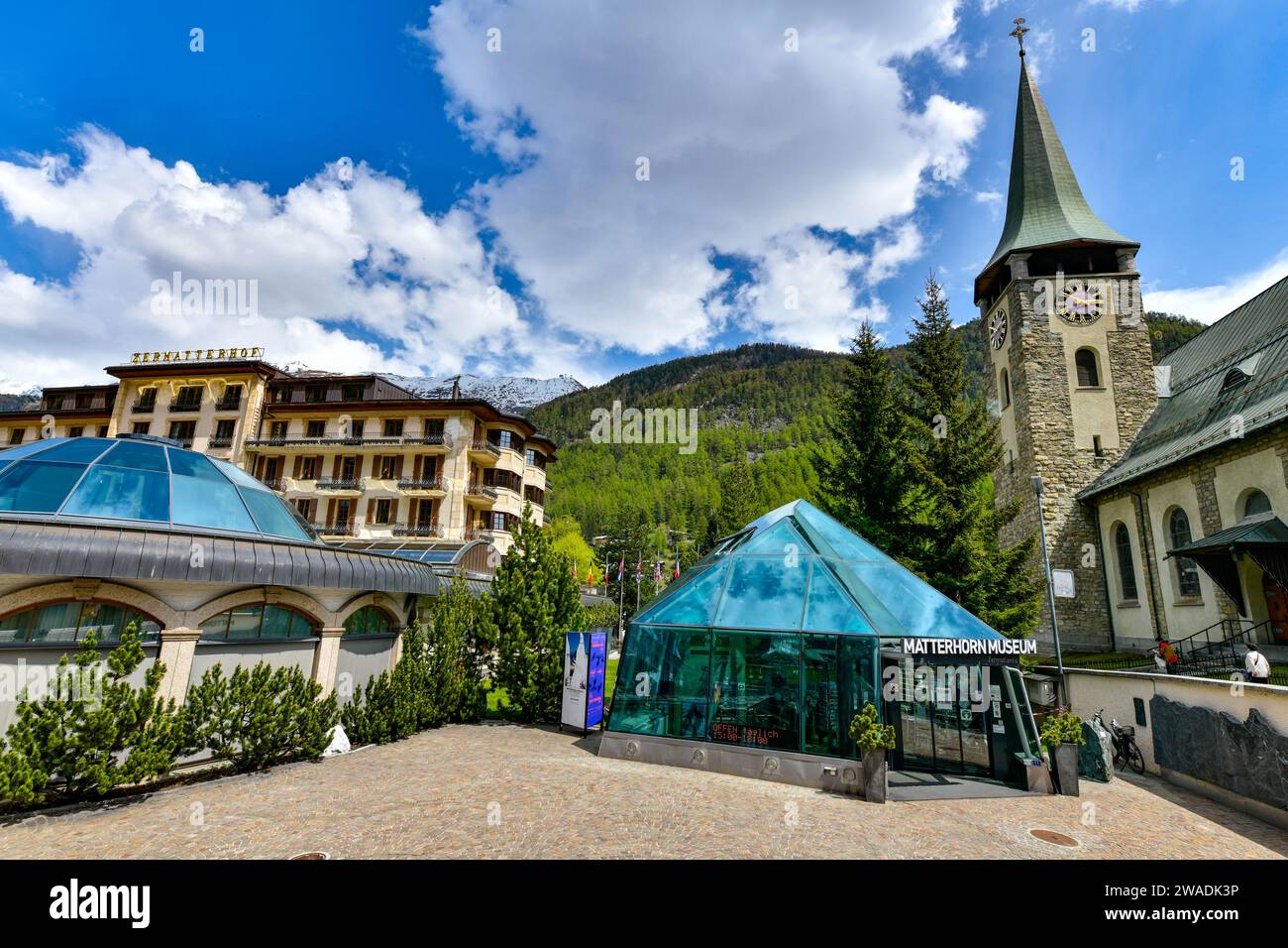 Zermatt, Schweiz 22-5,2023: Häuser und Gebäude in Zermatt, einer ländlichen Stadt in den Alpen. Im Bundesstaat Wallis gelegen. Berühmt für seine Skigebiete A Stockfoto