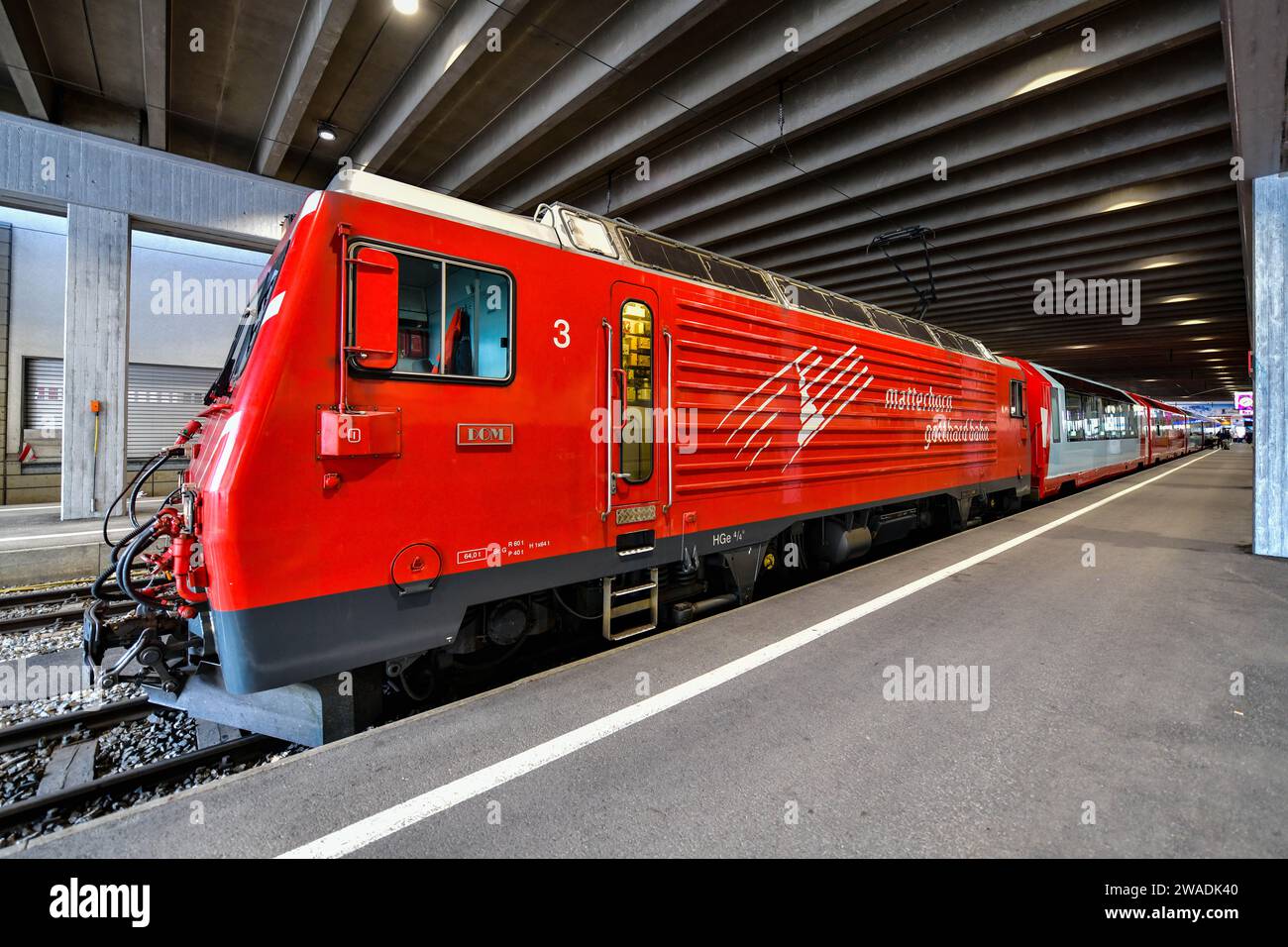 Zermatt, Schweiz 22–5,2023: Rote Lokomotivbahn am Bahnhof zermatt bereitet sich auf die Abfahrt nach St. Moritz Stockfoto