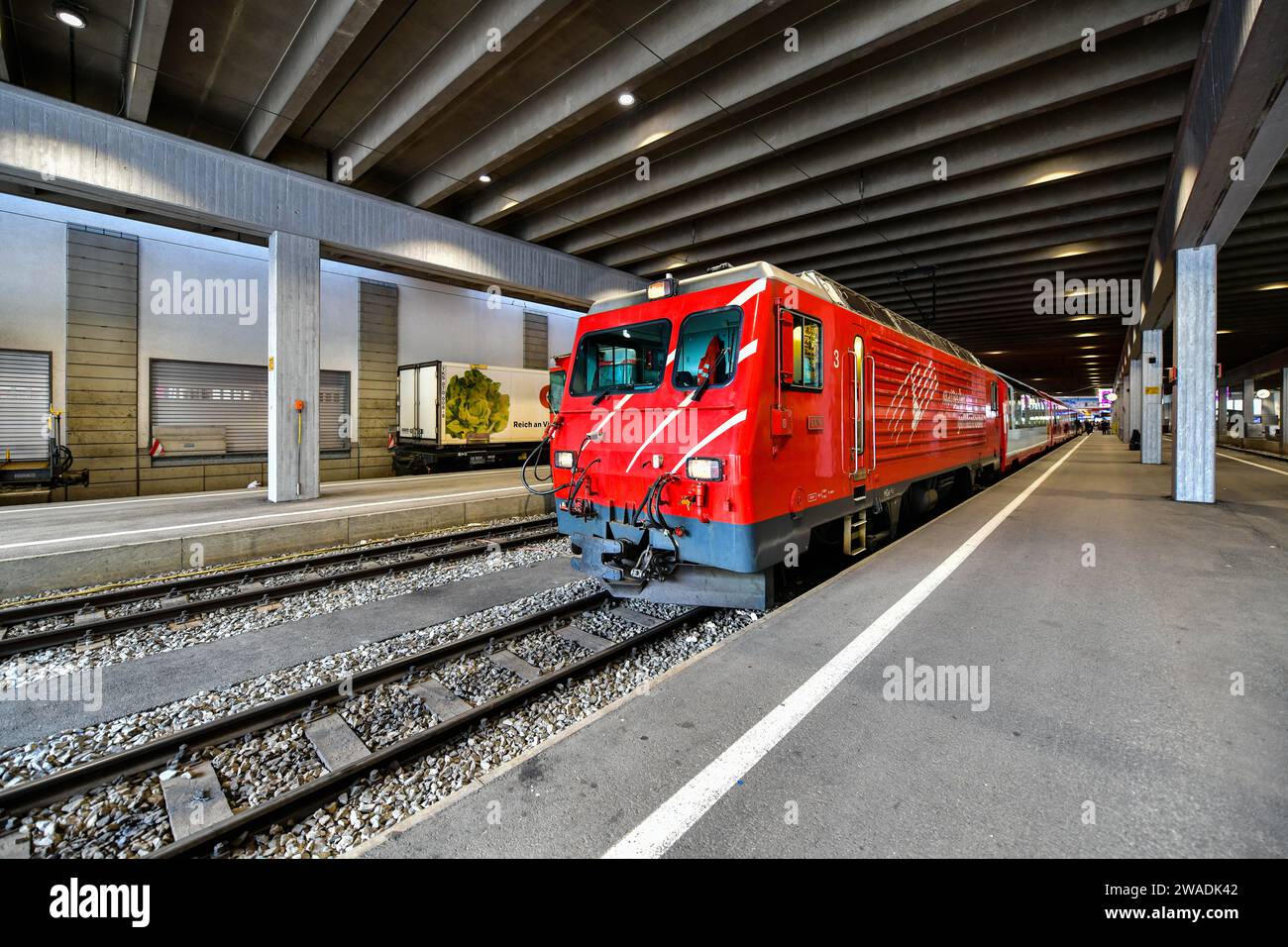 Zermatt, Schweiz 22–5,2023: Rote Lokomotivbahn am Bahnhof zermatt bereitet sich auf die Abfahrt nach St. Moritz Stockfoto