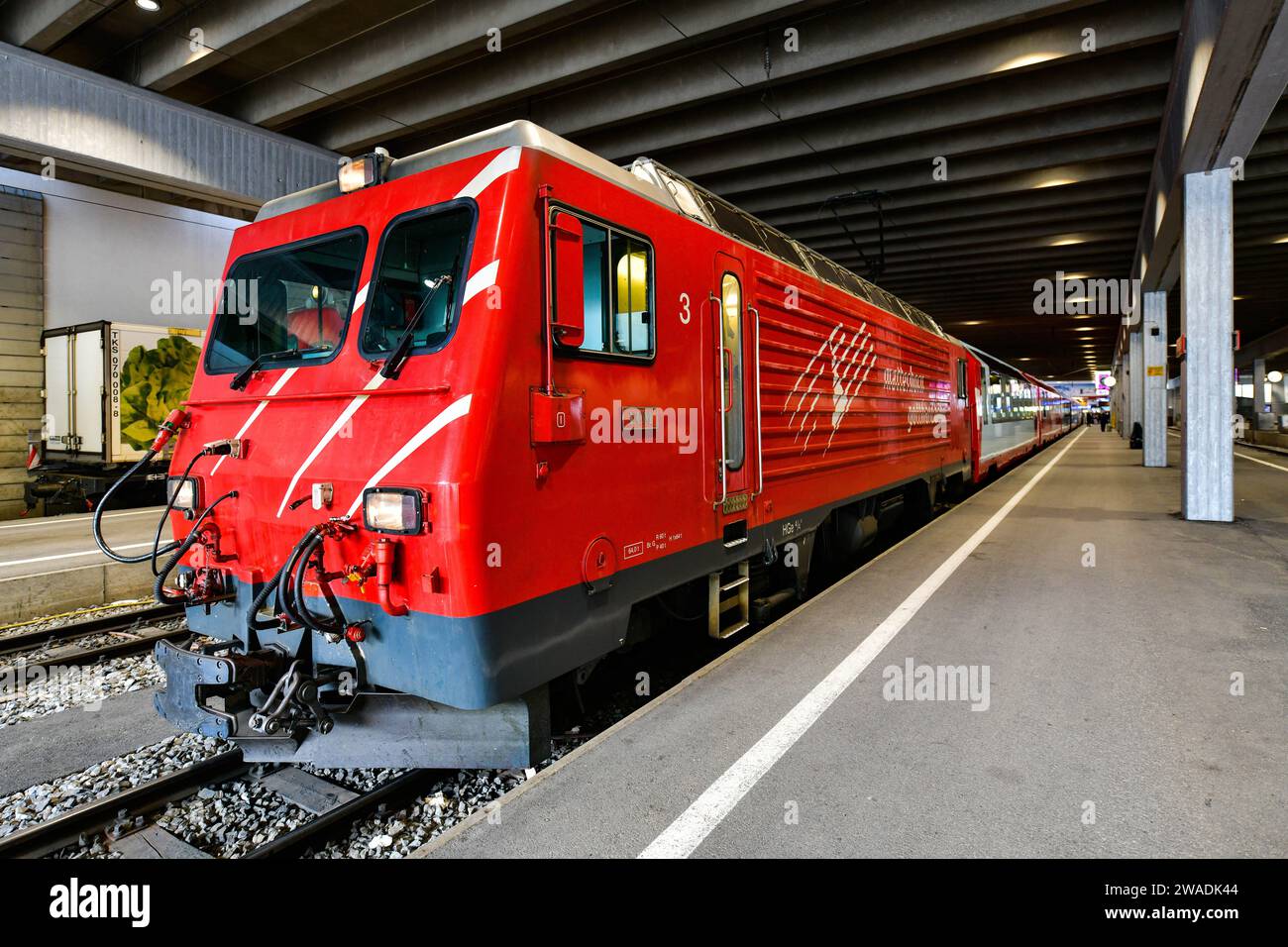 Zermatt, Schweiz 22–5,2023: Rote Lokomotivbahn am Bahnhof zermatt bereitet sich auf die Abfahrt nach St. Moritz Stockfoto