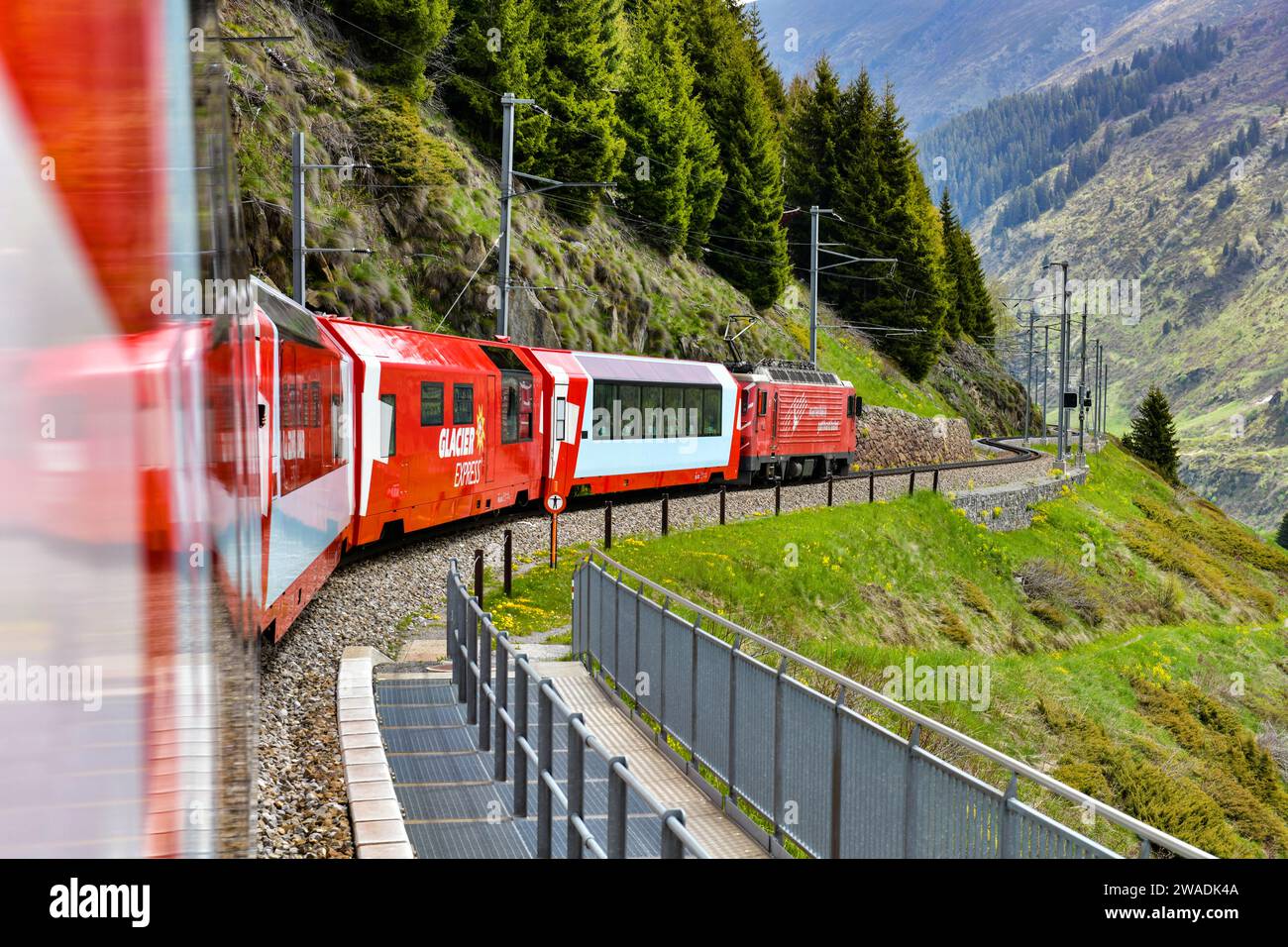 Zermatt 24.5,2023: Glacier Express Red swiss Train in Schweizer Alpen. Zermatt nach St. Moritz. Schweiz im Sommer Stockfoto