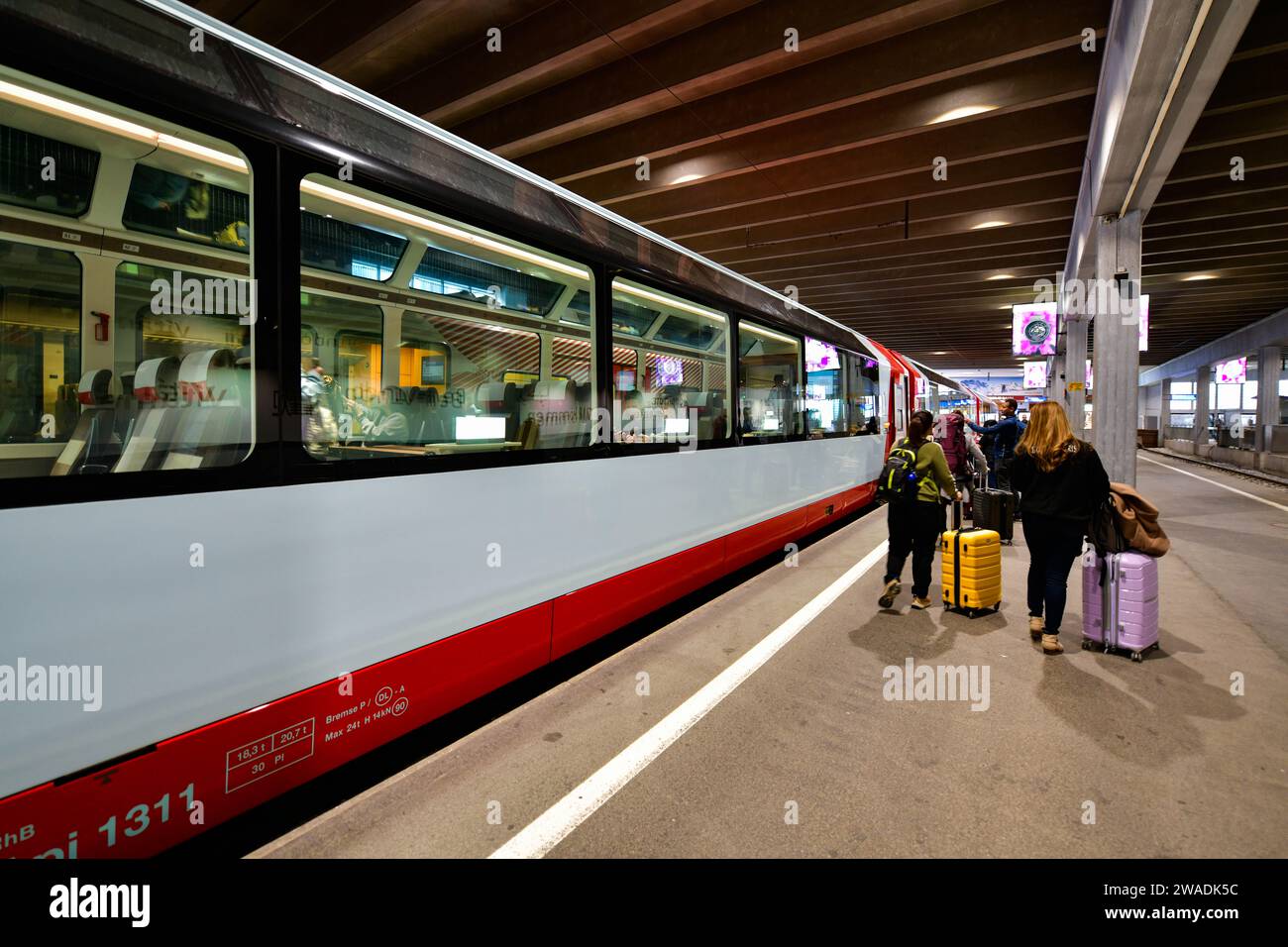 Zermatt, Schweiz 24 - 5,2023 Touristen verlassen den Bahnhof Zermatt.Glacier Express Route von zermatt nach St. moritz Stockfoto