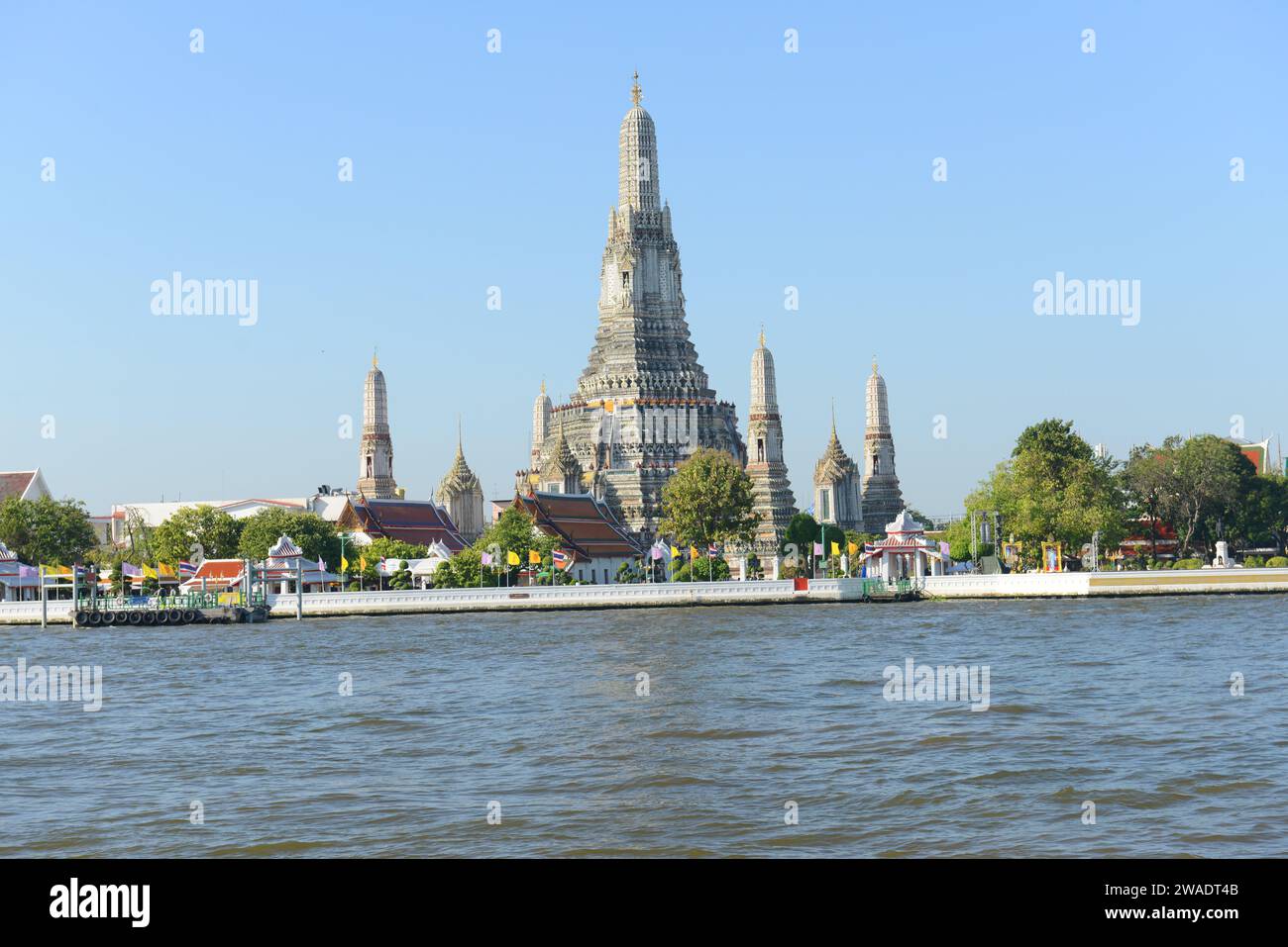 Vormittagsblick auf Wat Arun (Tempel der Morgenröte) in Bangkok, Thailand. Stockfoto
