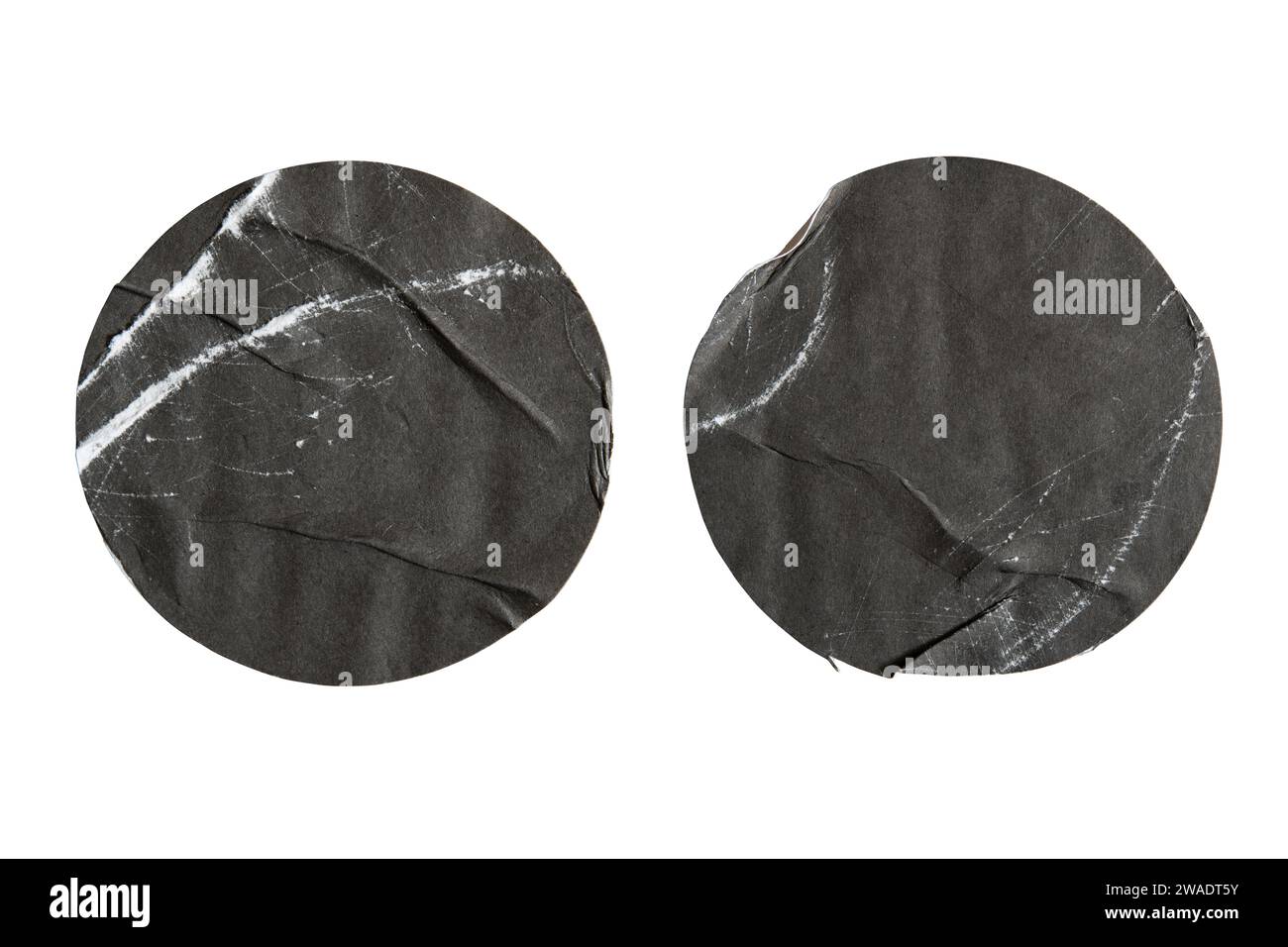 Schwarze, alte Kreispapieraufkleber Textur auf weißem Hintergrund mit Beschneidungspfad Stockfoto
