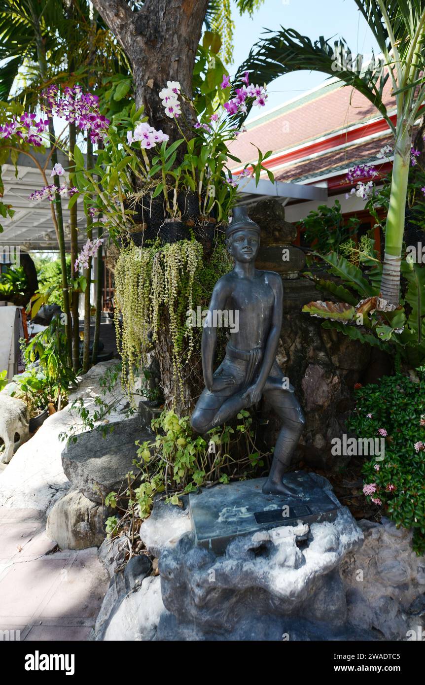 Spaziergang zwischen den farbenfrohen Pagoden und Tempeln in Wat Po, Bangkok, Thailand. Stockfoto