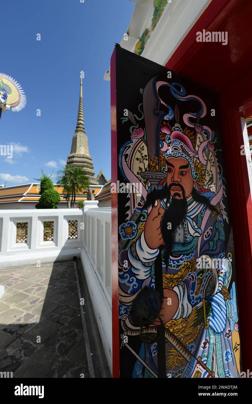 Spaziergang zwischen den farbenfrohen Pagoden und Tempeln in Wat Po, Bangkok, Thailand. Stockfoto