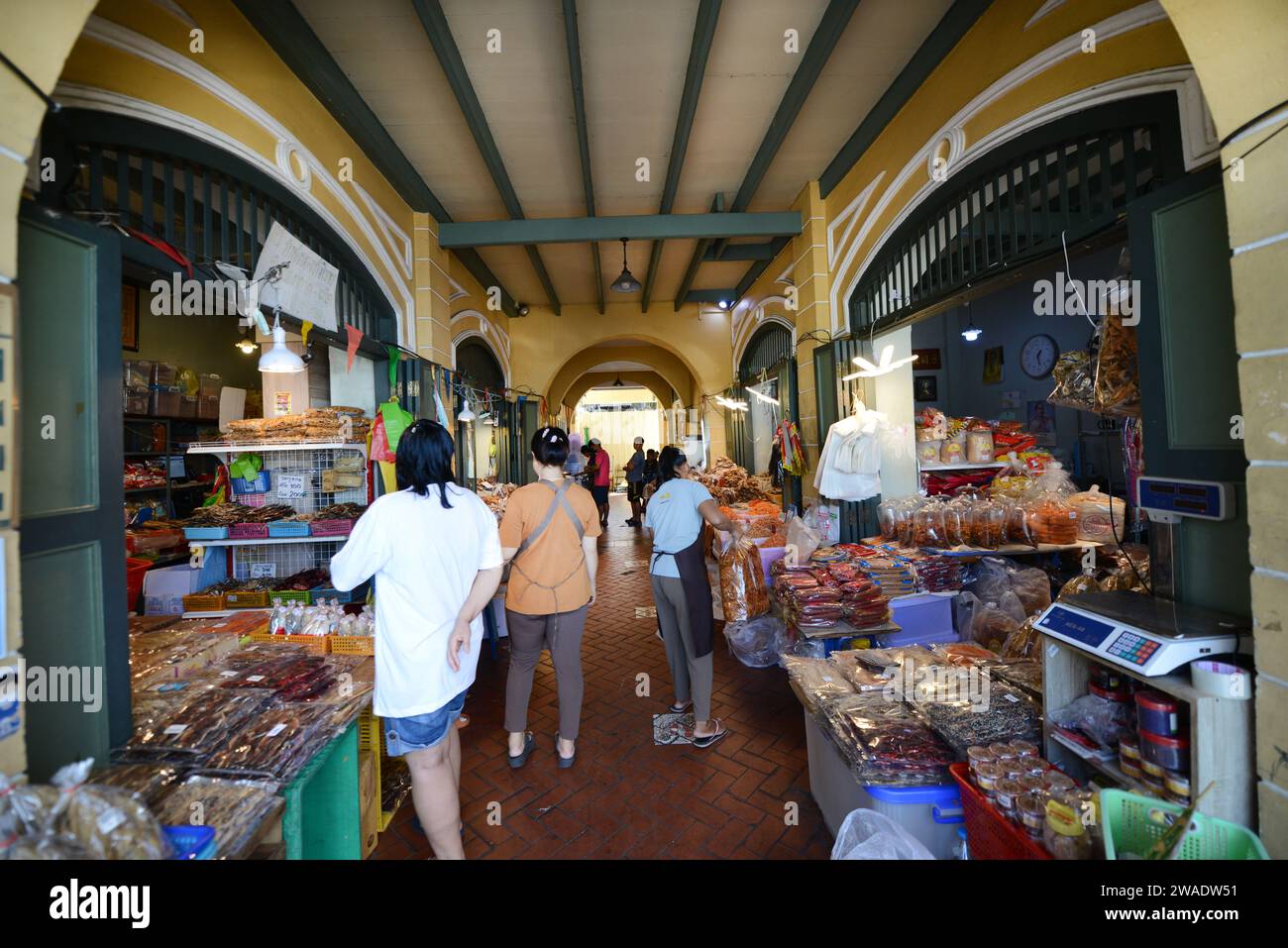 Getrocknete Garnelen und andere Meeresprodukte in einer kleinen Gasse an der Thai Wang Road in der Nähe von Wat Po in Bangkok, Thailand. Stockfoto