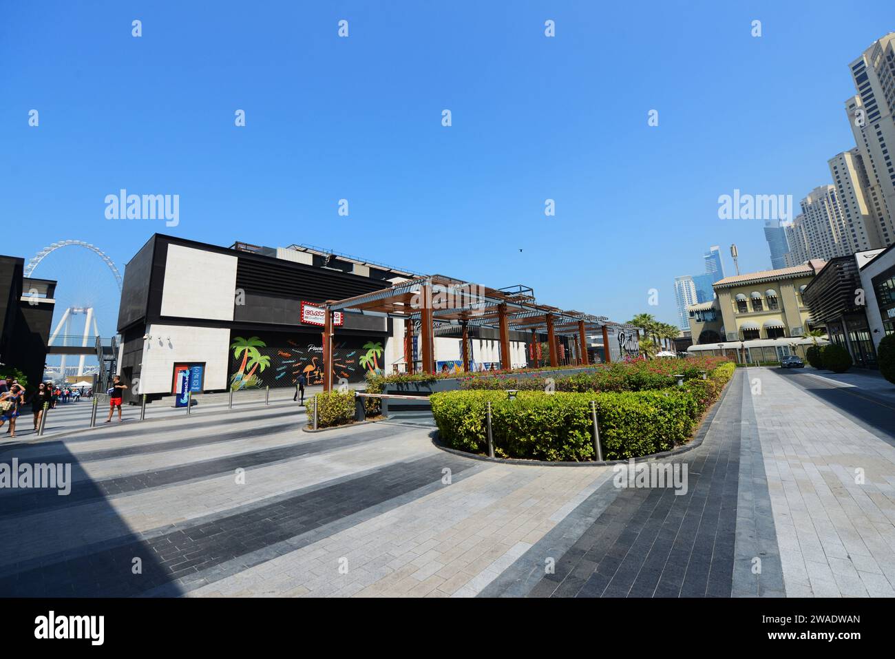 Restaurants und Cafés entlang der Strandpromenade am Marina Beach in Dubai, VAE. Stockfoto