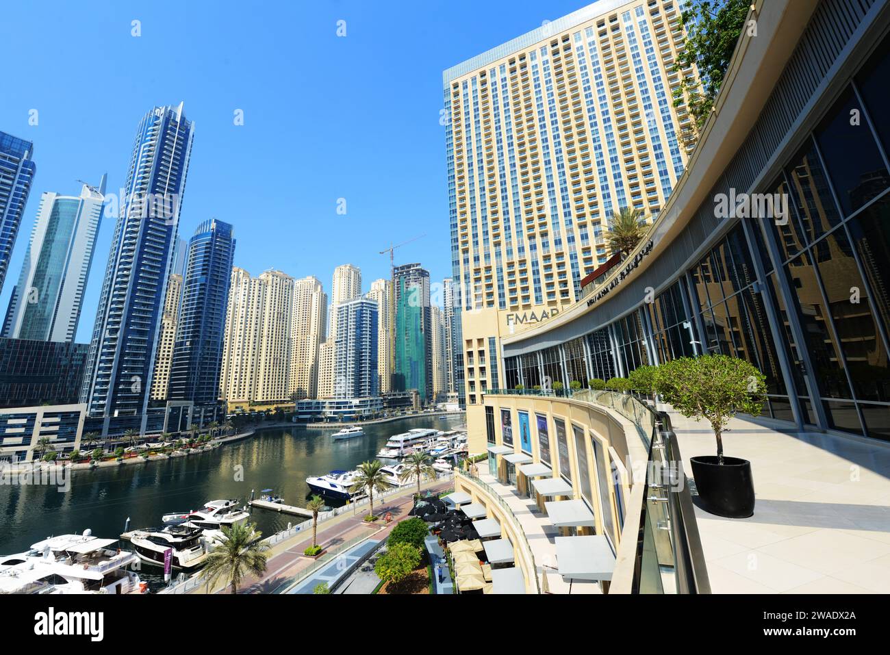 Moderne Skyline entlang der Promenade der Dubai Marina in Dubai, VAE. Stockfoto