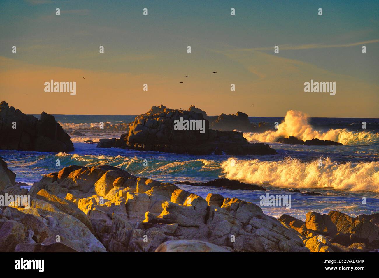 Pacific Grove, Kalifornien, USA - 1. Januar 2024 Sonne geht über den Pazifik in der Nähe von Point Pinos auf der Nordseite der Monterey-Halbinsel Stockfoto