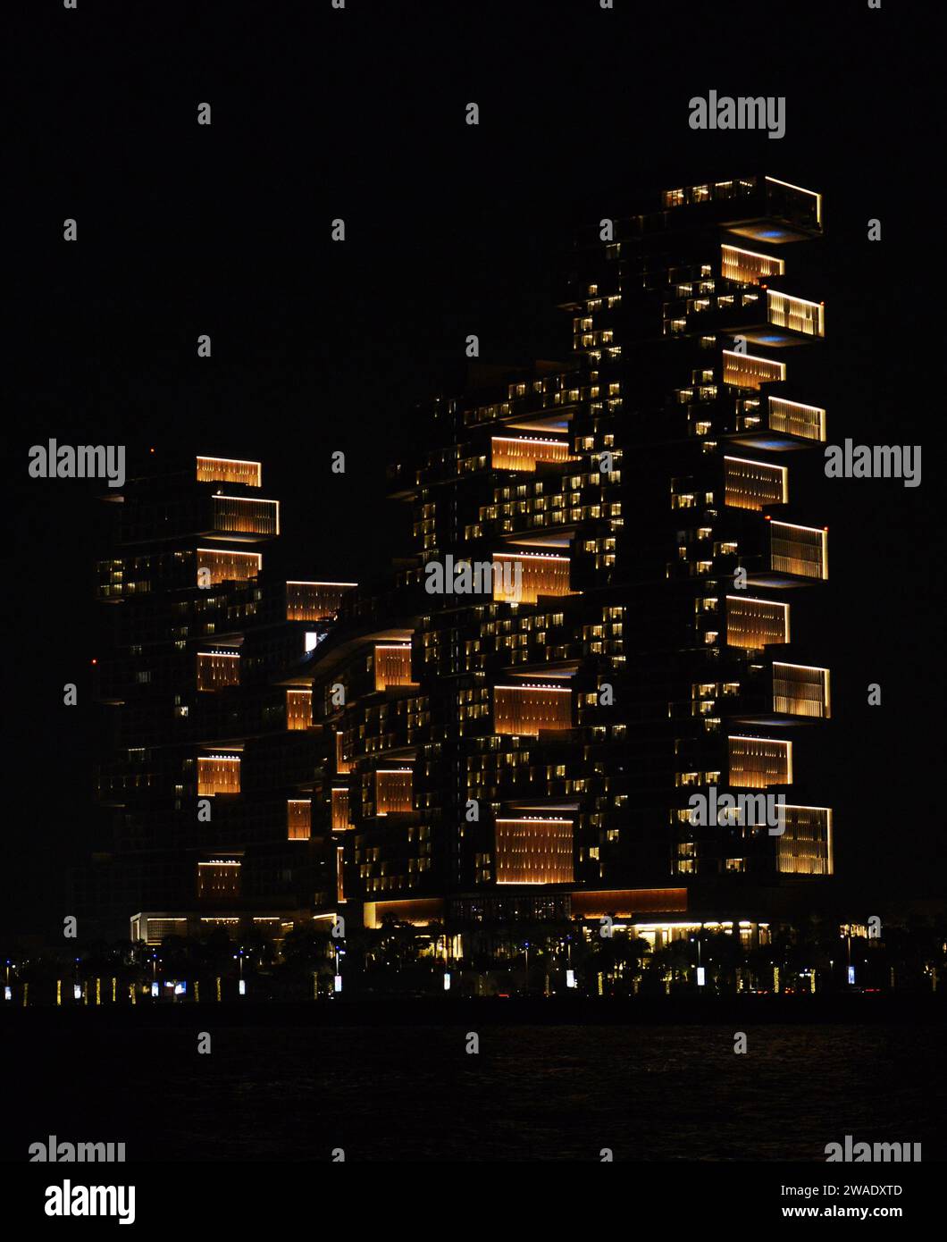 Atlantis der Königliche bei Nacht. Palm Jumeirah, Dubai, VAE. Stockfoto