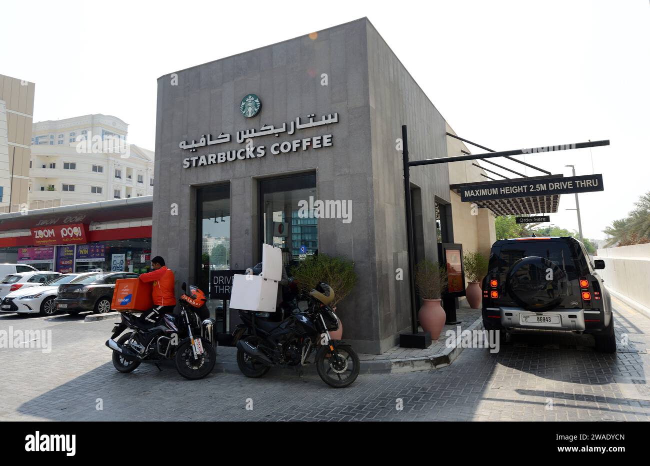 Eine Starbucks-Kaffeefahrt durch Dubai, VAE. Stockfoto