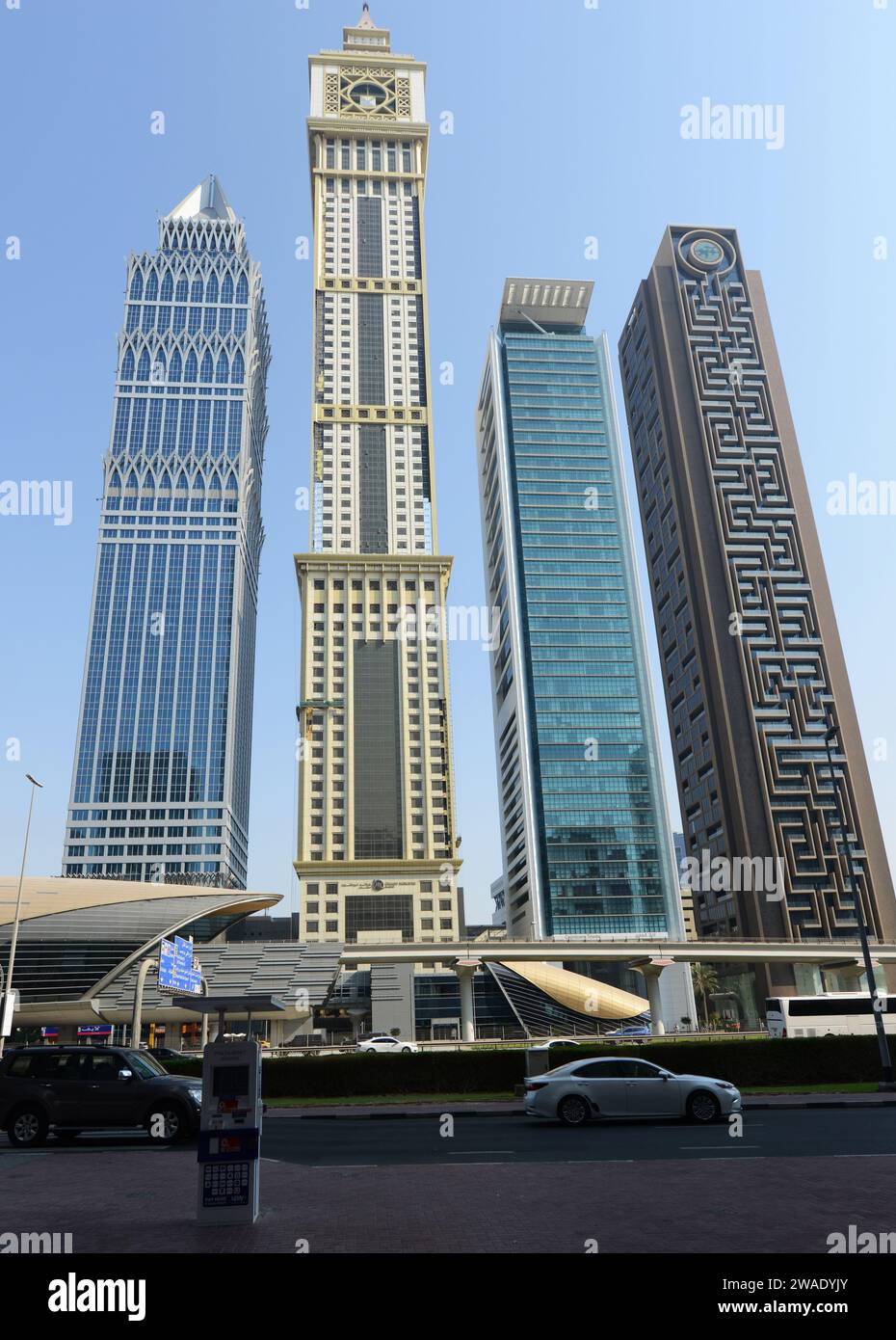 Moderne Wolkenkratzer entlang der Sheikh Zayed Rd im Finanzzentrum in Dubai, VAE. Stockfoto