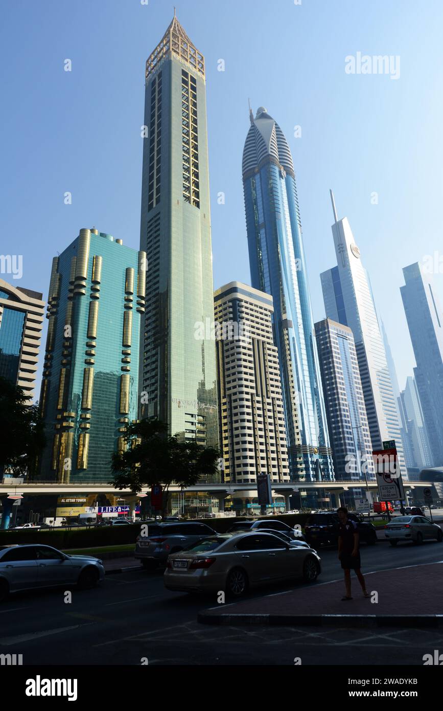 Moderne Wolkenkratzer entlang der Sheikh Zayed Rd im Finanzzentrum in Dubai, VAE. Stockfoto