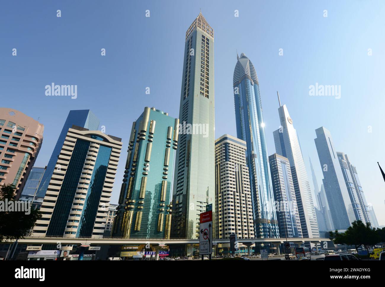 Moderne Wolkenkratzer entlang der Sheikh Zayed Rd im Finanzzentrum in Dubai, VAE. Stockfoto