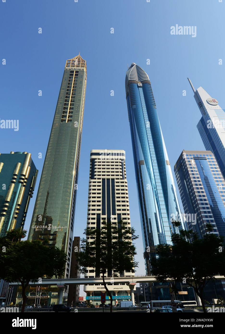 Moderne Wolkenkratzer entlang der Sheikh Zayed Rd im Finanzzentrum in Dubai, VAE. Stockfoto