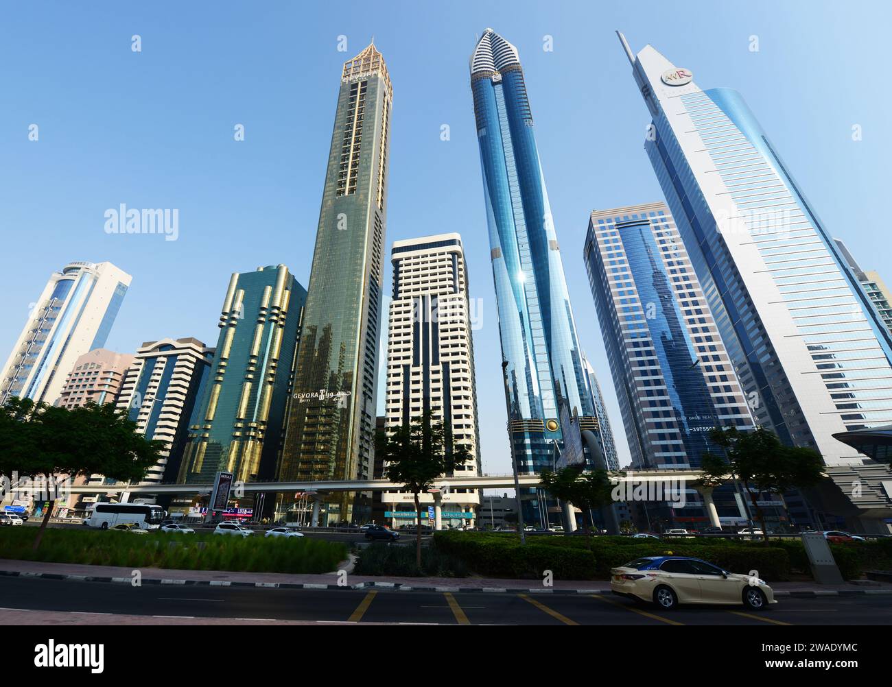 Moderne Wolkenkratzer entlang der Sheikh Zayed Rd im Finanzzentrum in Dubai, VAE. Stockfoto