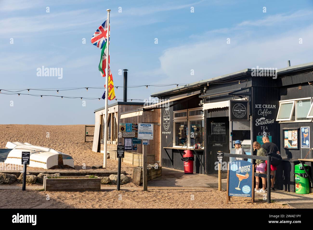 West Bay Bridport, an der Küste von Dorset, Café und Eisdiele am Sand, England, Großbritannien, 2023 Stockfoto