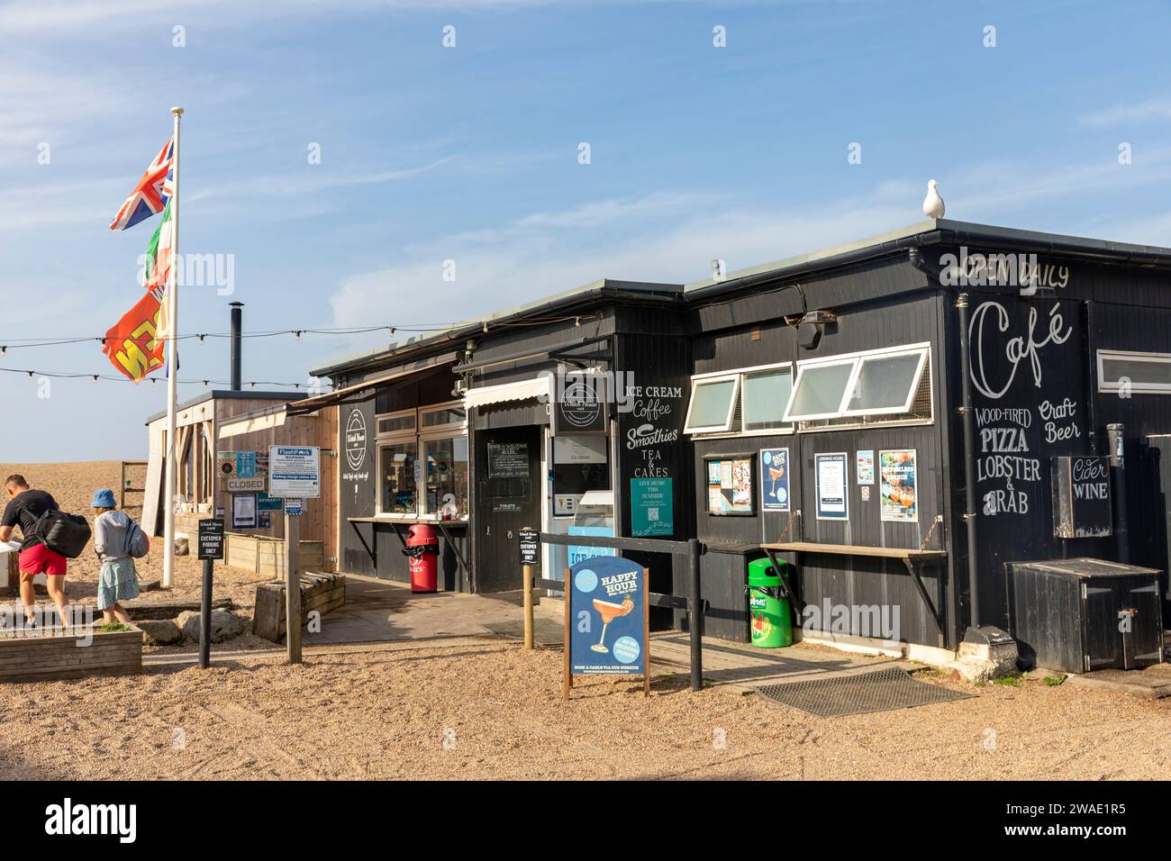 West Bay Bridport, an der Küste von Dorset, Café und Eisdiele am Sand, England, Großbritannien, 2023 Stockfoto