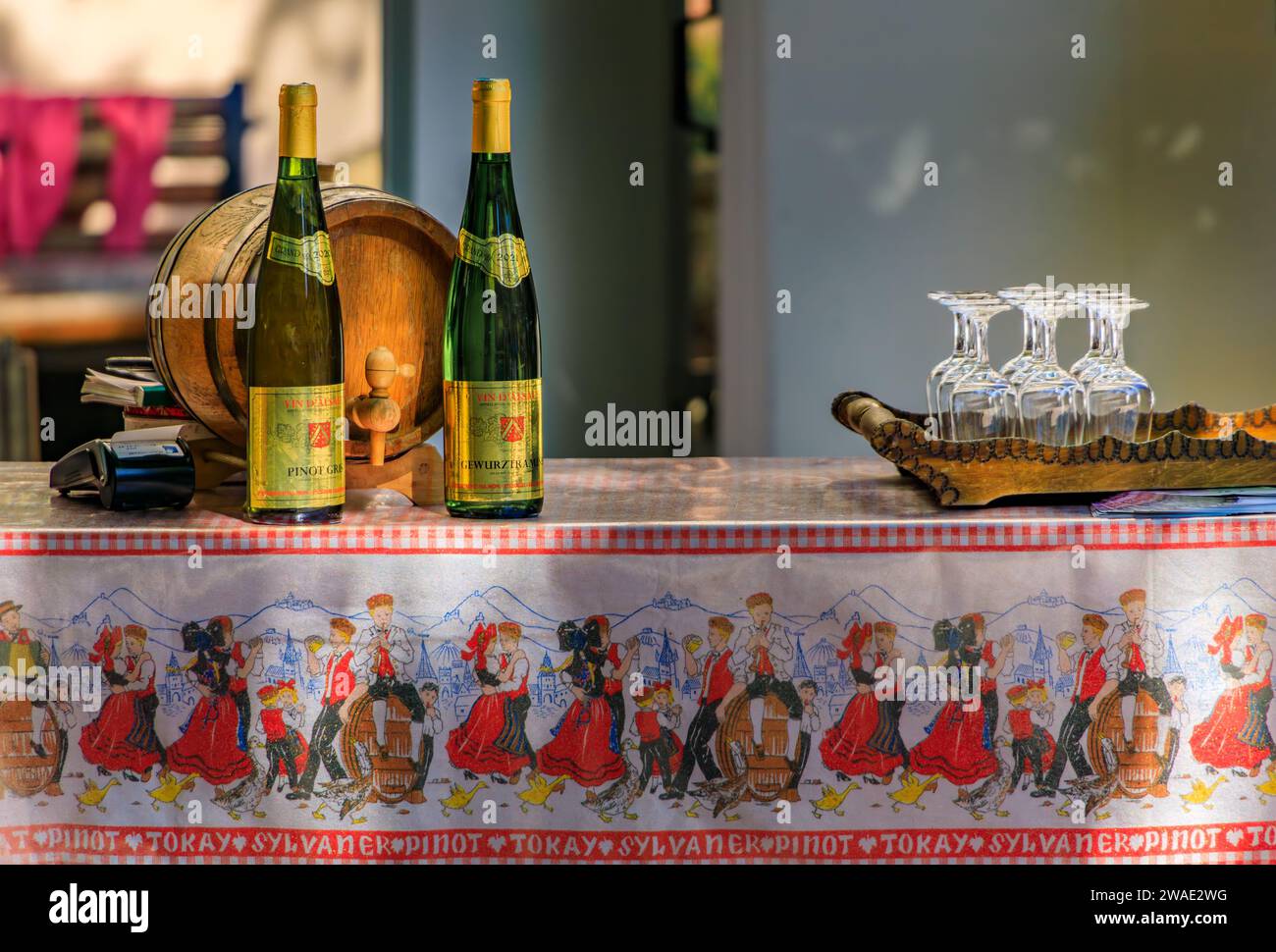 Kaysersberg, Frankreich - 2. Juni 2023: Flaschen lokaler Gewurztraminer- und Pino Gris-Weine auf einem Bauernmarkt in einem beliebten Dorf an der elsässischen Weinstraße Stockfoto