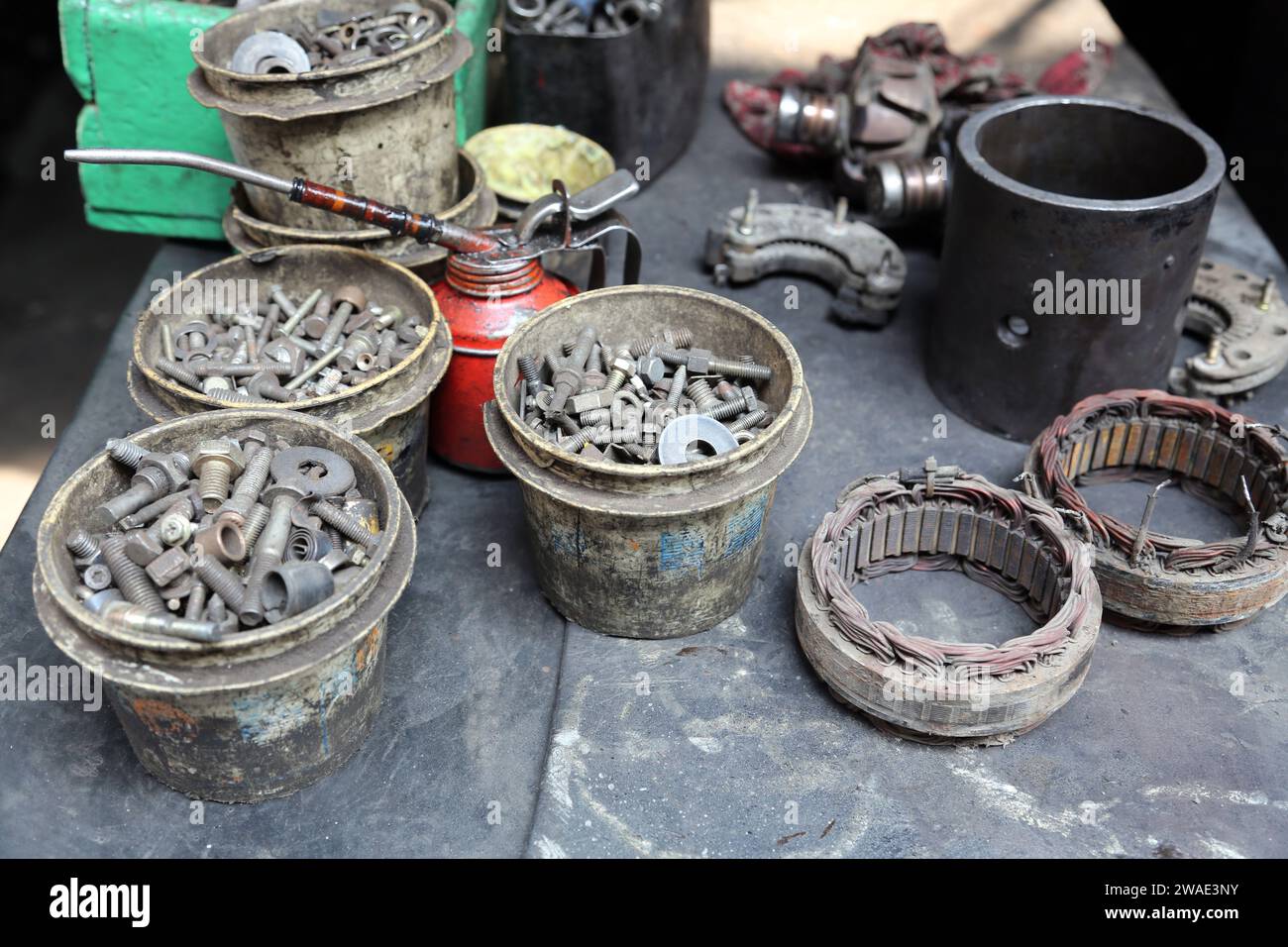 Autoteilegeschäft auf dem Mallik Basar in Kalkutta, Indien Stockfoto