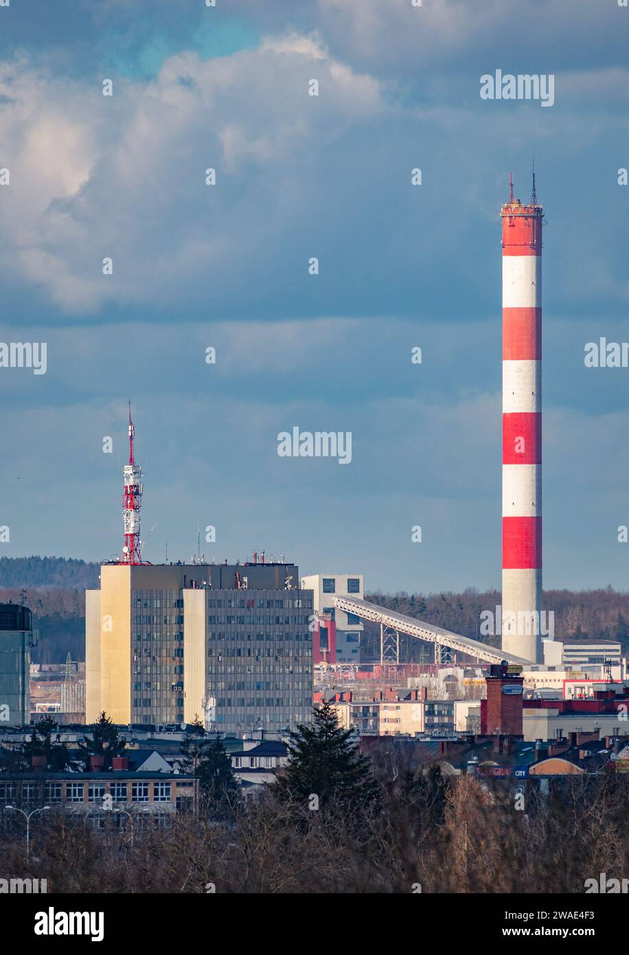 Eine vertikale Aufnahme des Stadtbildes von Kielce mit Büroturm in der Targowa Street und dem Schornstein von PGE Stockfoto