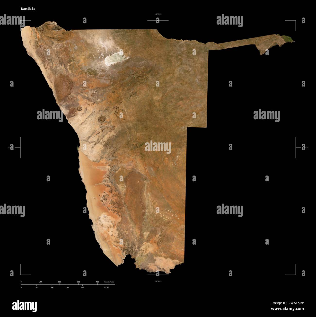 Form einer niedrig auflösenden Satellitenkarte Namibias mit Entfernungsskala und Kartengrenzkoordinaten, isoliert auf Schwarz Stockfoto