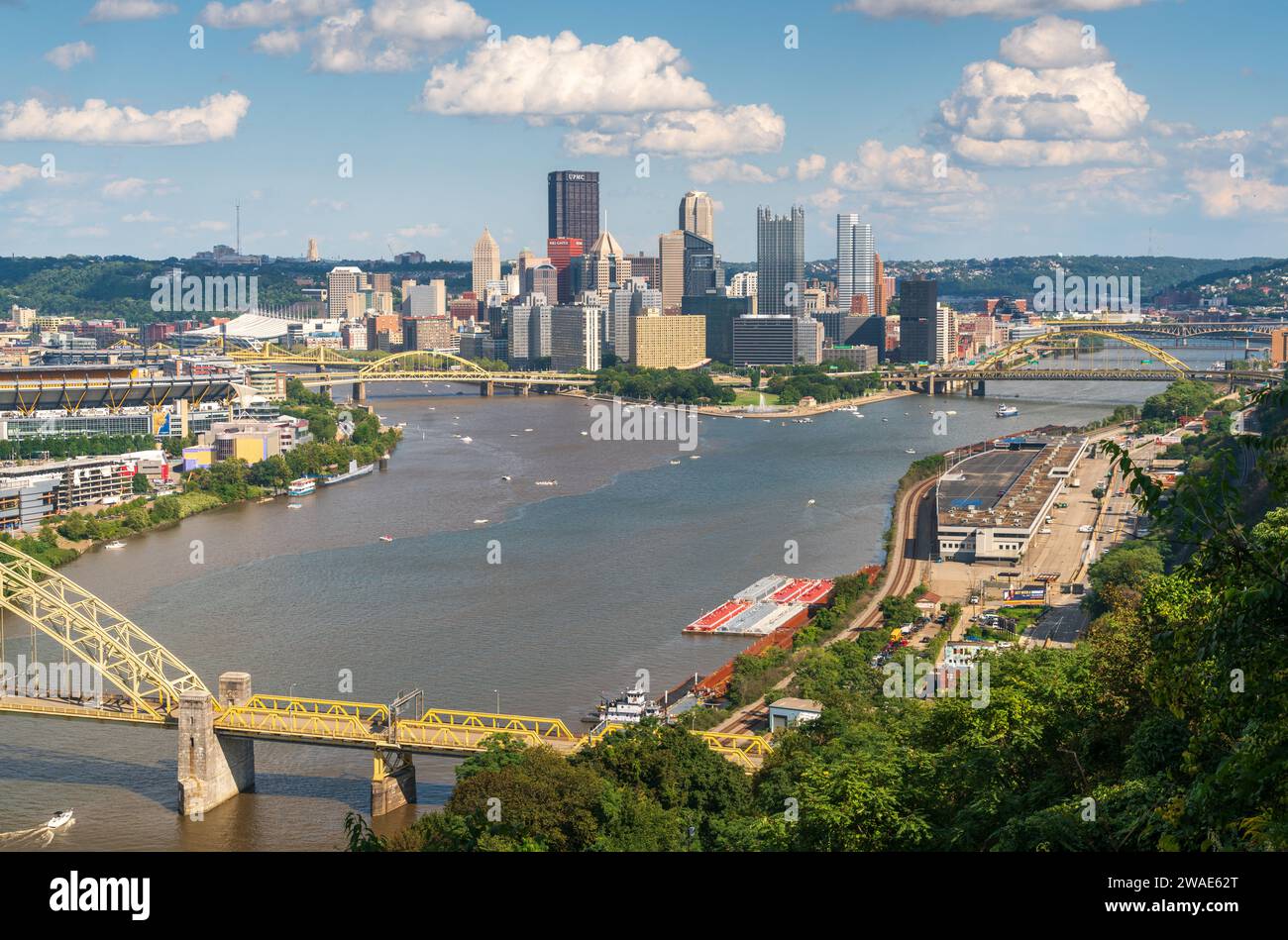 Ein Blick auf Pittsburgh und die Roberto Clemente Bridge, auch bekannt an der Sixth Street Bridge Stockfoto