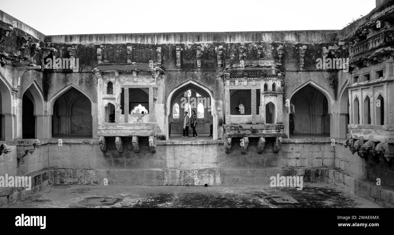 Eine Graustufenaufnahme des Queen's Bath in Hampi, Indien. Stockfoto