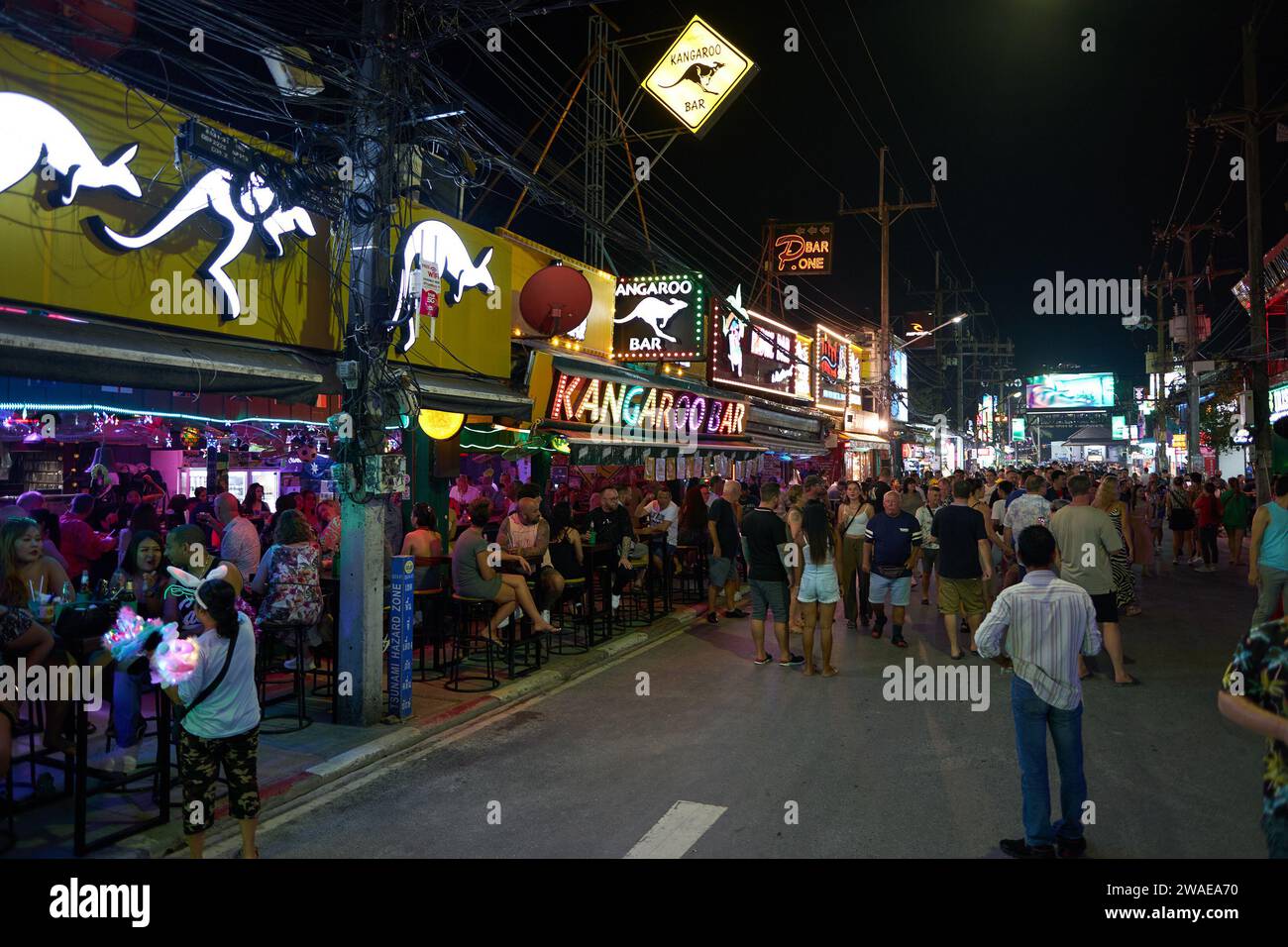 PHUKET, THAILAND - 15. APRIL 2023: Känguru Bar am Patong Beach Bangla Walking Street in the Night. Stockfoto