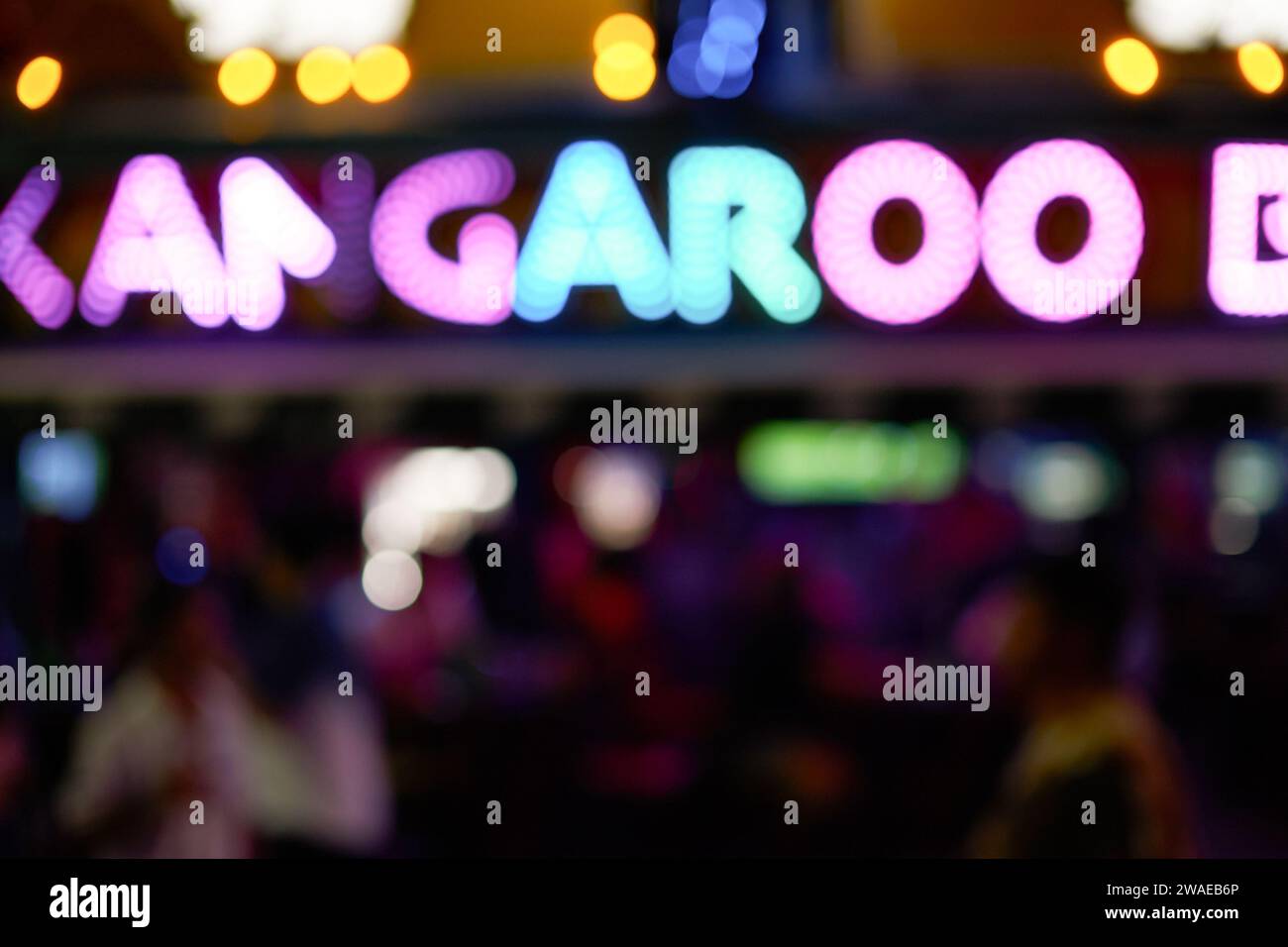 PHUKET, THAILAND - 25. APRIL 2023: Fedokused shot of Kangaroo Bar in Patong Beach Bangla Walking Street. Stockfoto