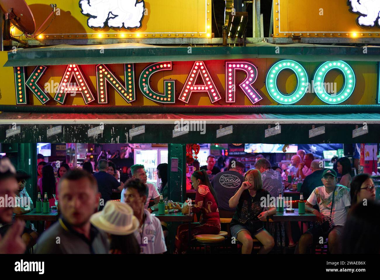 PHUKET, THAILAND - 25. APRIL 2023: Känguru Bar am Patong Beach Bangla Walking Street in the Night. Stockfoto