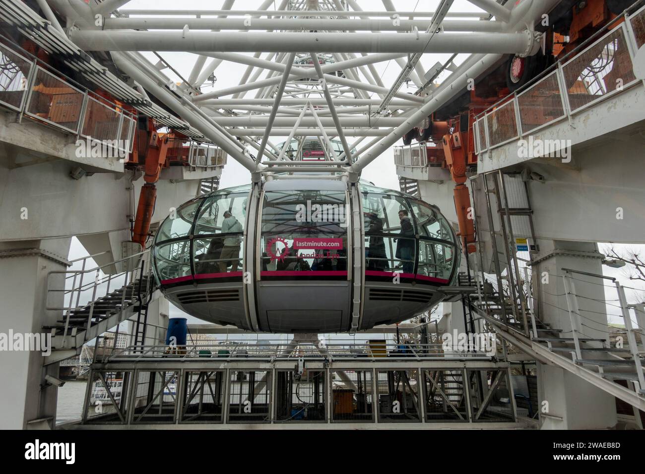 Passagiere in der Kapsel, dem London Eye oder dem Millennium Wheel, Stockfoto