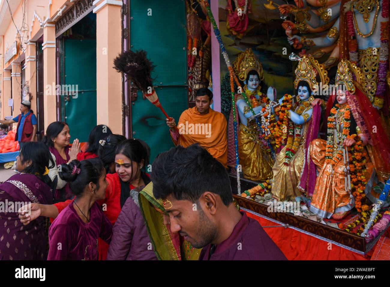 Ayodhya, Indien. Dezember 2023. Gläubige nehmen Segen von Lord Krishna auf dem Bhakti-Pfad in Ayodhya. Ayodhya ist eine antike Stadt in Nordindien, die im Hinduismus eine große religiöse und historische Bedeutung hat, da sie als Geburtsort von Lord Rama gilt, einer Gottheit, die in der hinduistischen Mythologie verehrt wird. Im November 2019 erließ der Supreme Court of India ein historisches Urteil für den Bau eines Hindutempels an der umstrittenen Stelle in Ayodhya. Quelle: SOPA Images Limited/Alamy Live News Stockfoto