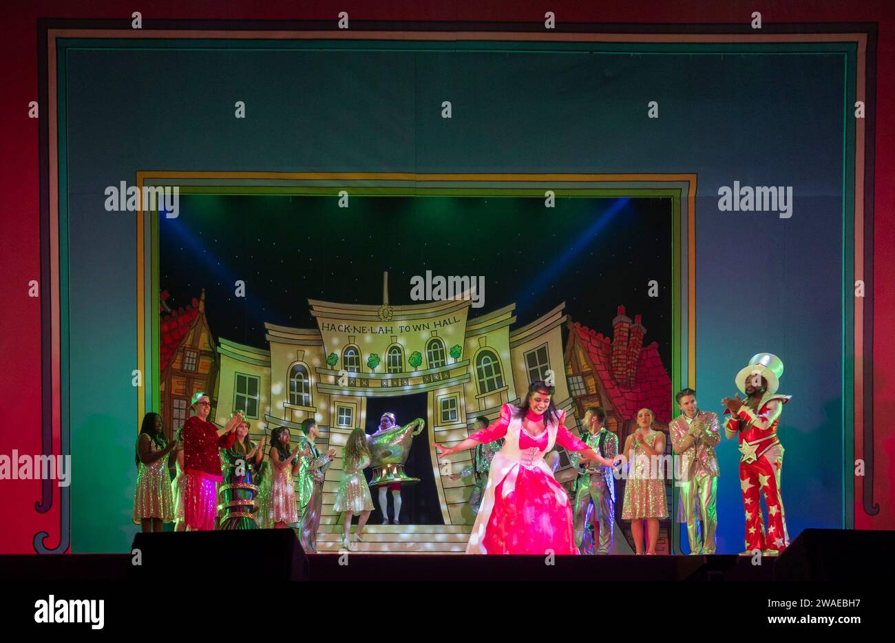 Natasha Lewis als Abby-na-Zaaar, Vorhangruf, Aladdin Pantomime, Empire Theatre, Hackney, London, Großbritannien Stockfoto