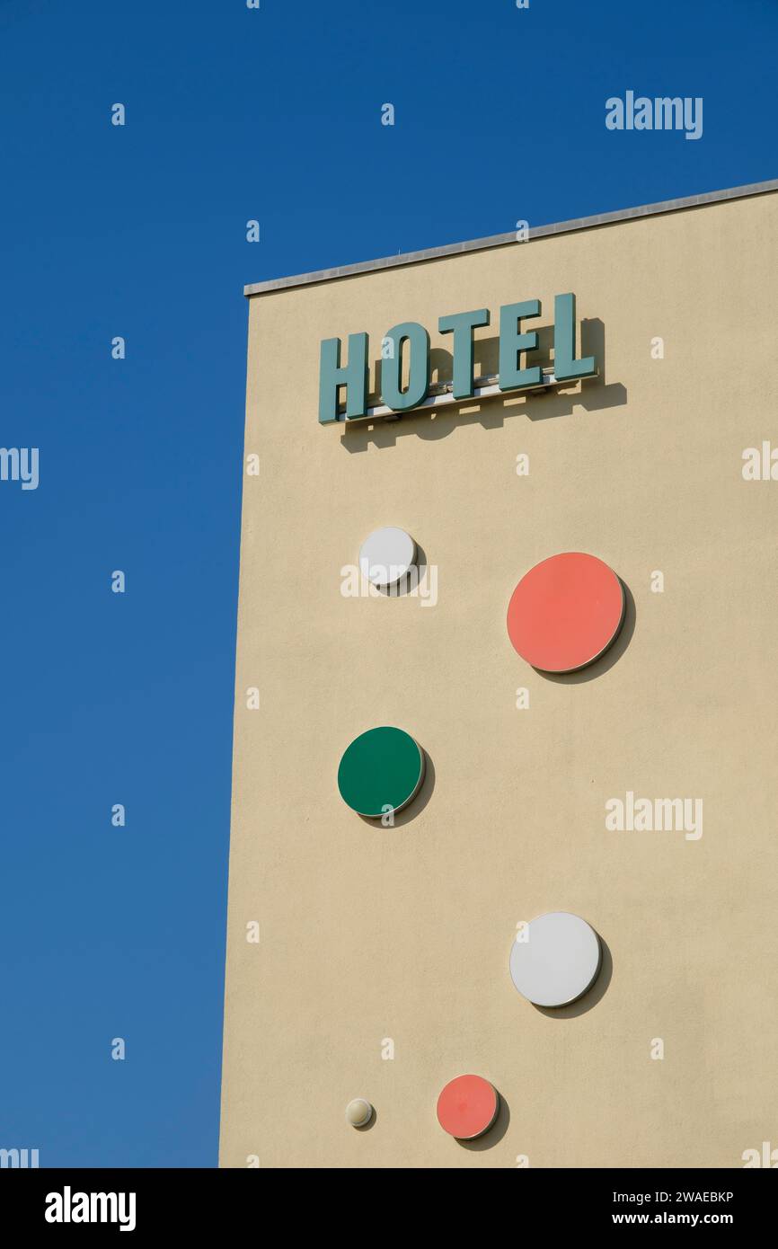 Fassade mit HOTELSCHILD Stockfoto