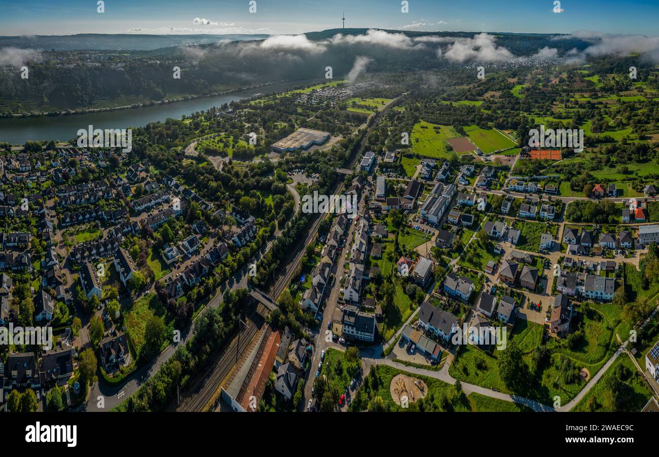 Ein Blick aus der Vogelperspektive auf die geschäftige Stadt Koblenz-Guls, Deutschland mit hohen Gebäuden und den Fluss Stockfoto