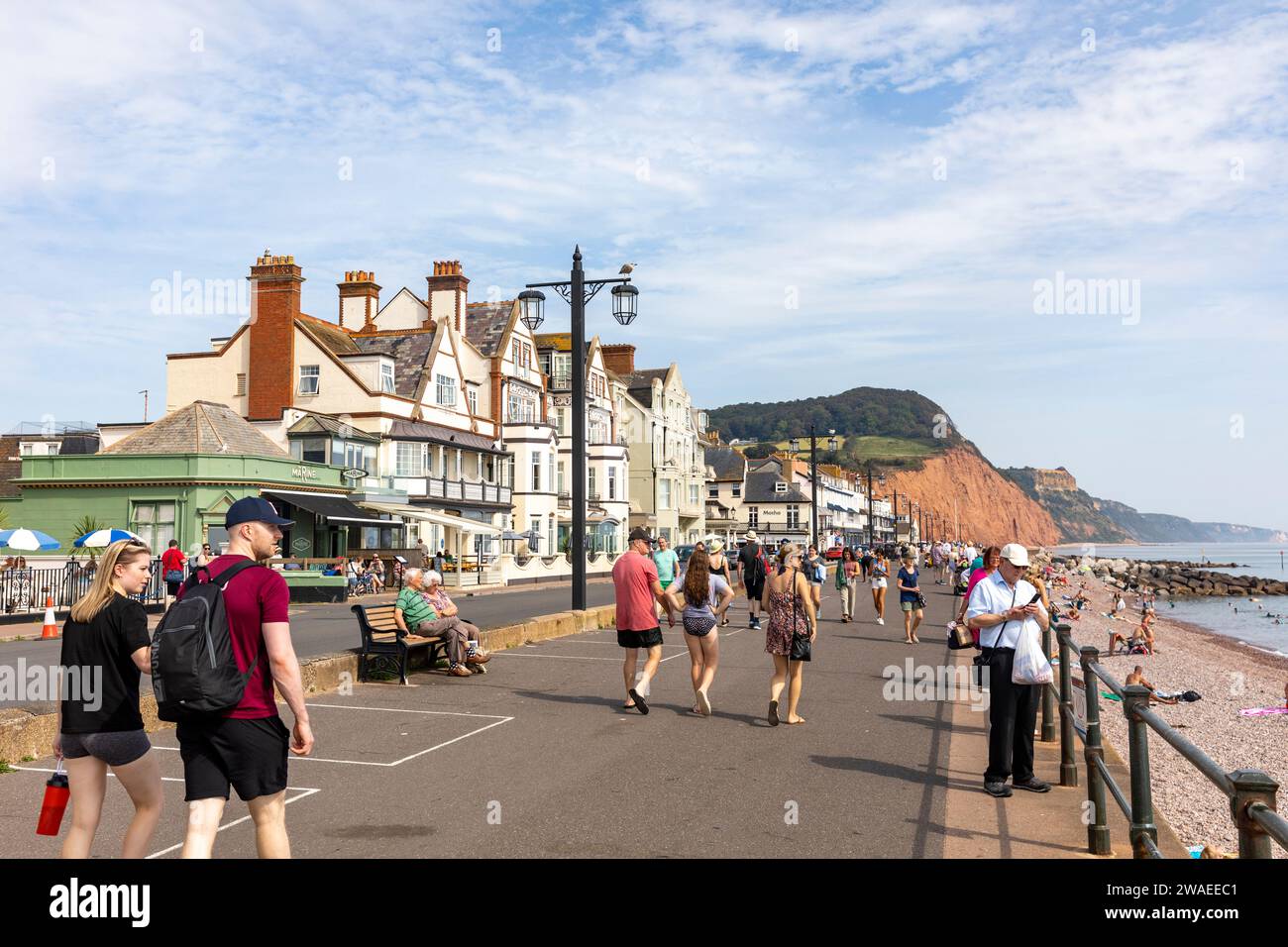 Stadtzentrum von Sidmouth, Küste entlang der Esplanade und der roten Sandsteinküste des jurassic, heißer September 2023 Tag, Devon, England, Großbritannien Stockfoto