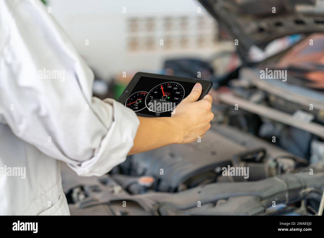 Mechaniker hören Motor mit Stethoskop in Werkstatt Stockfotografie - Alamy