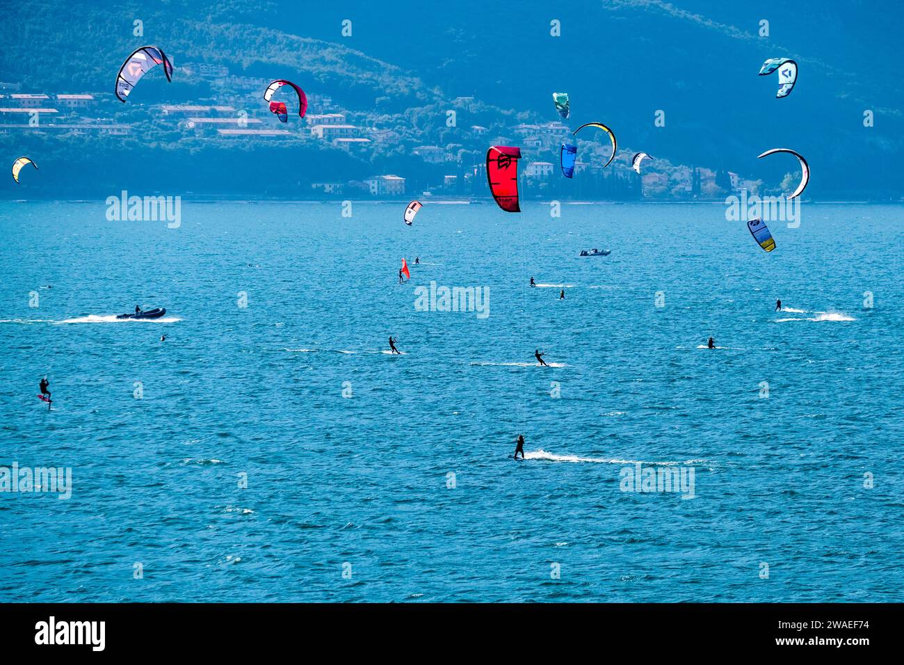 Kitesurfer surfen im nördlichen Teil des Gardasees gegenüber Torbole. Stockfoto