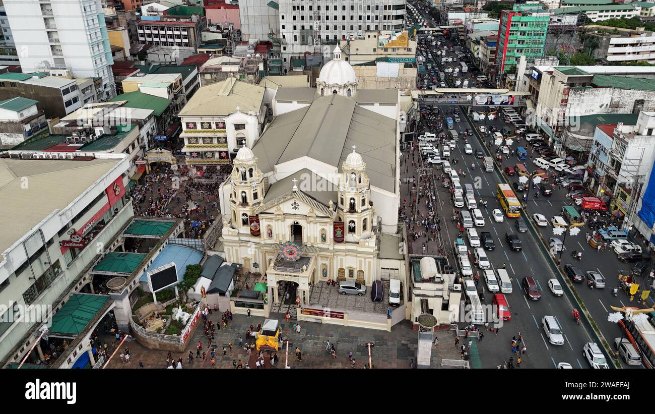 Quiapo, Philippinen. Januar 2024. Aus der Vogelperspektive kam es zu starkem Verkehr in die Quiapo-Kirche, während katholische Gläubige des Schwarzen Nazareners im Rahmen der einwöchigen religiösen Festlichkeiten vor dem fest des Schwarzen Nazareners am 9. Januar 2024 zur Kirche strömten. (Bild: © Sherbien Dacalanio/Alamy Live News) Stockfoto