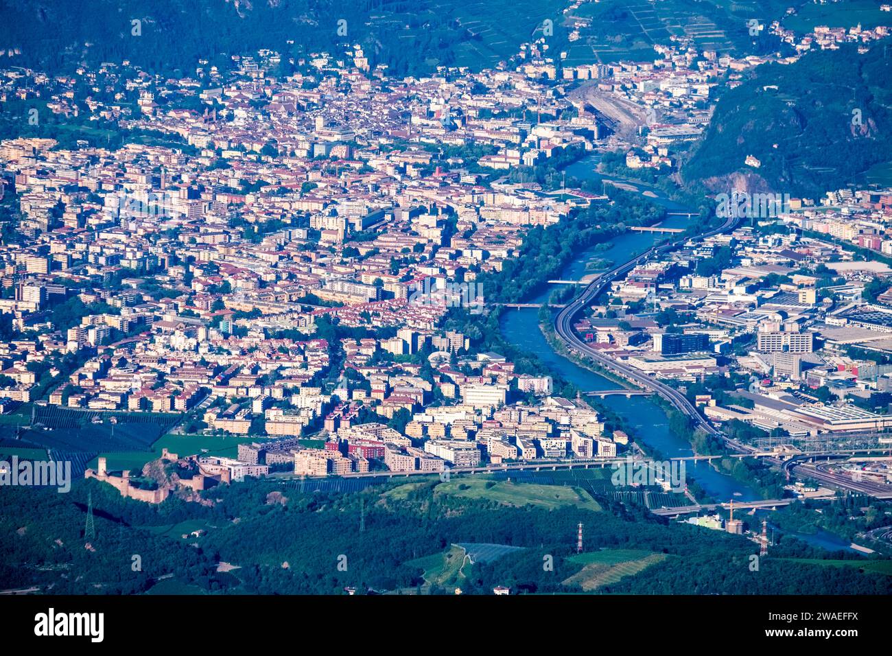 Aus der Vogelperspektive auf die Stadt Bozen vom Aussichtspunkt Penegal über dem Mendelpass. Stockfoto