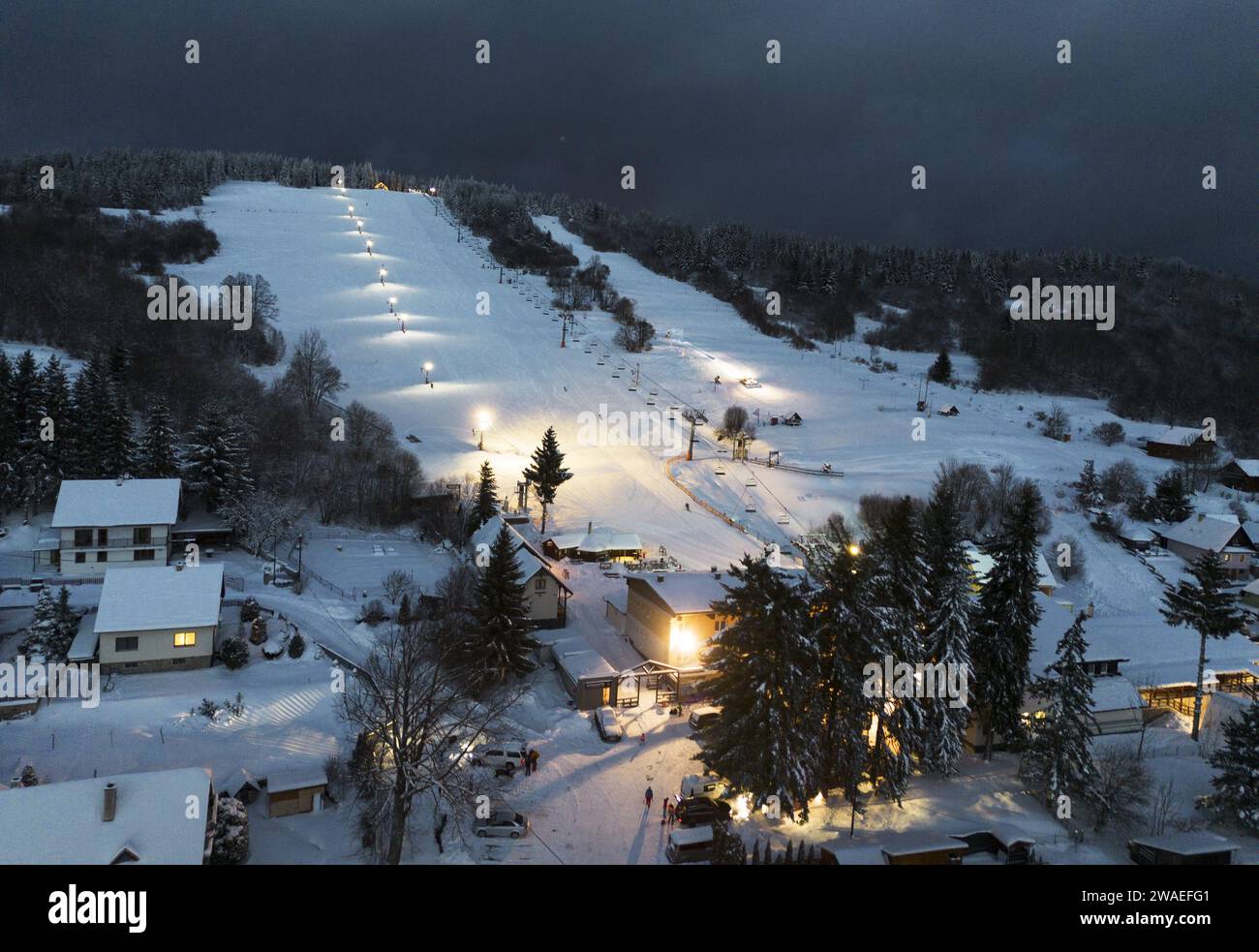 Winterskipiste bei Nacht mit Seilbahn Stockfoto