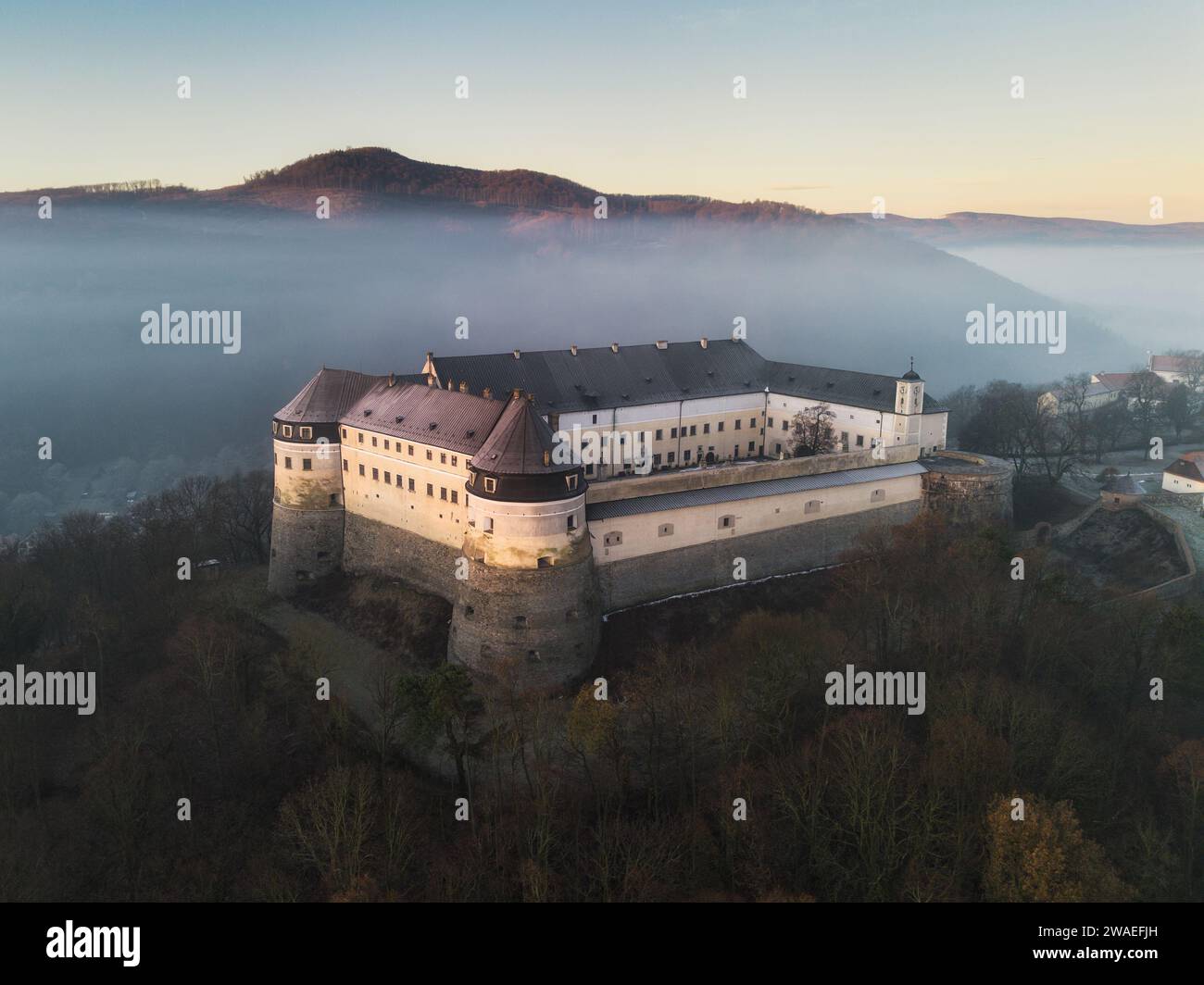 Slowakei - Burg Cerveny kamen bei Sonnenaufgang über Nebel. Stockfoto