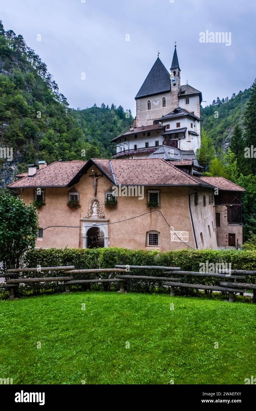 Der burgenähnliche Komplex von San Romedio, ein Wallfahrtsort im kleinen Tal Val di Non in der Nähe des Dorfes Sanzeno. Stockfoto