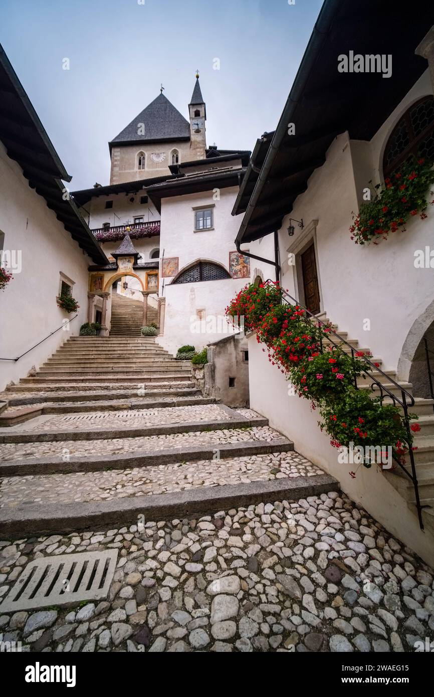 Der burgenähnliche Komplex von San Romedio, ein Wallfahrtsort im kleinen Tal Val di Non in der Nähe des Dorfes Sanzeno. Stockfoto