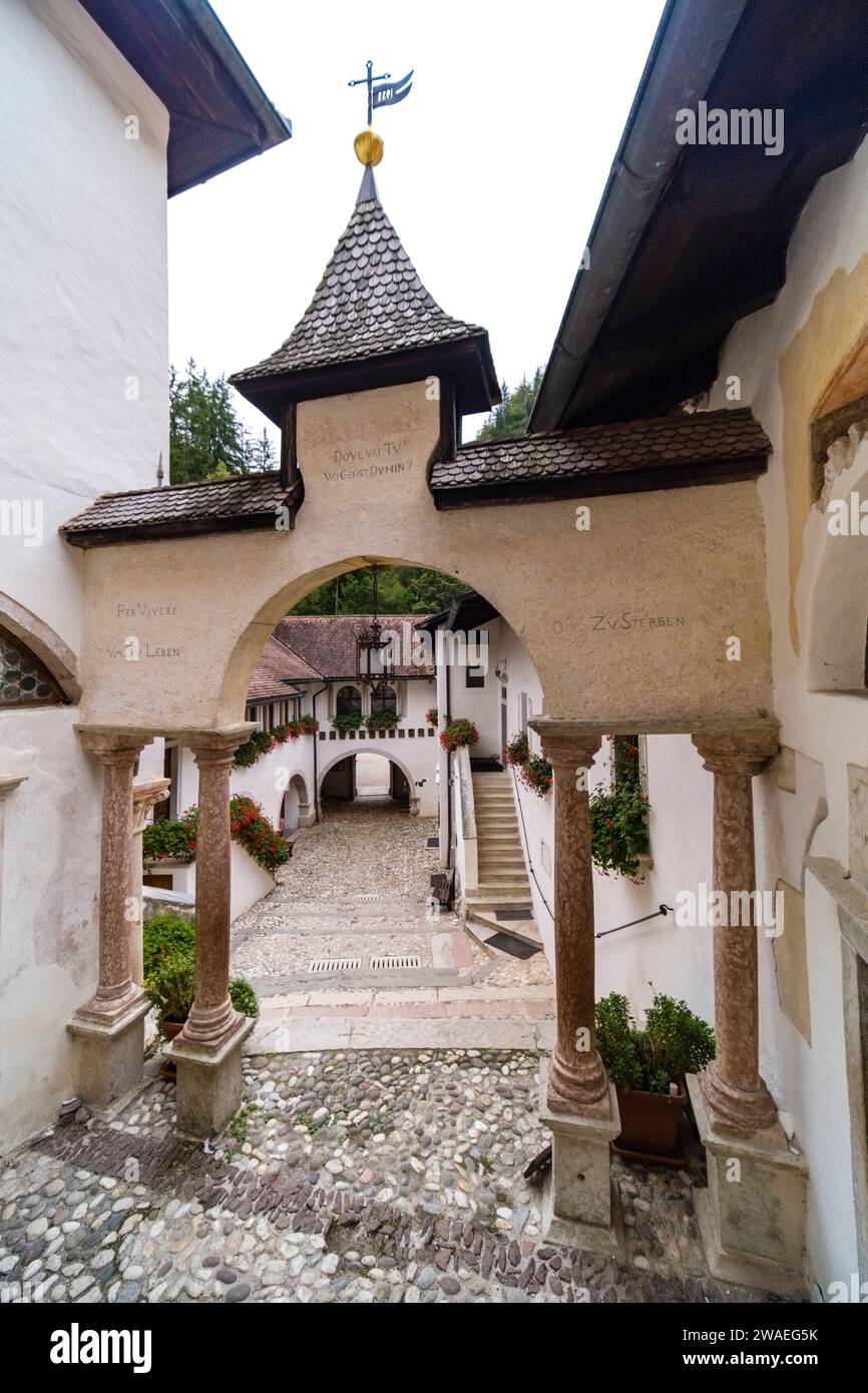 Der burgenähnliche Komplex von San Romedio, ein Wallfahrtsort im kleinen Tal Val di Non in der Nähe des Dorfes Sanzeno. Stockfoto