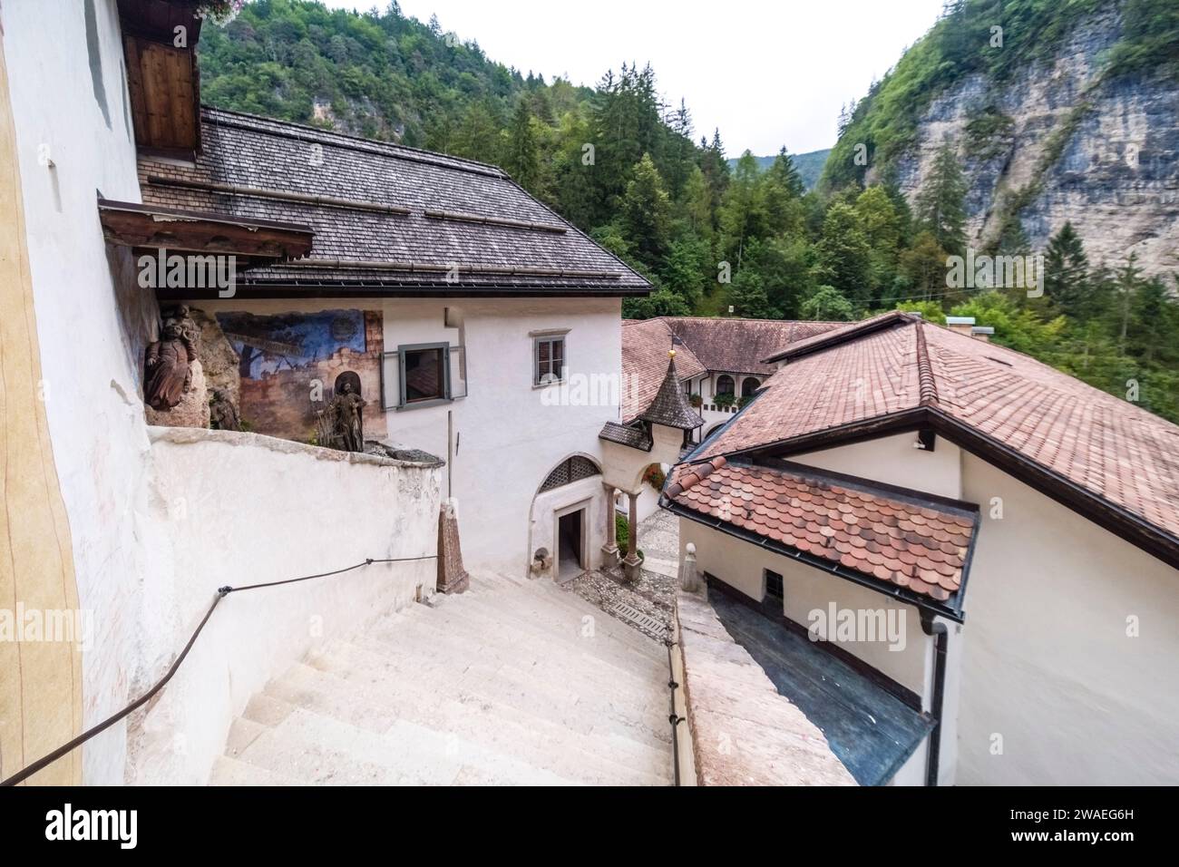 Der burgenähnliche Komplex von San Romedio, ein Wallfahrtsort im kleinen Tal Val di Non in der Nähe des Dorfes Sanzeno. Stockfoto