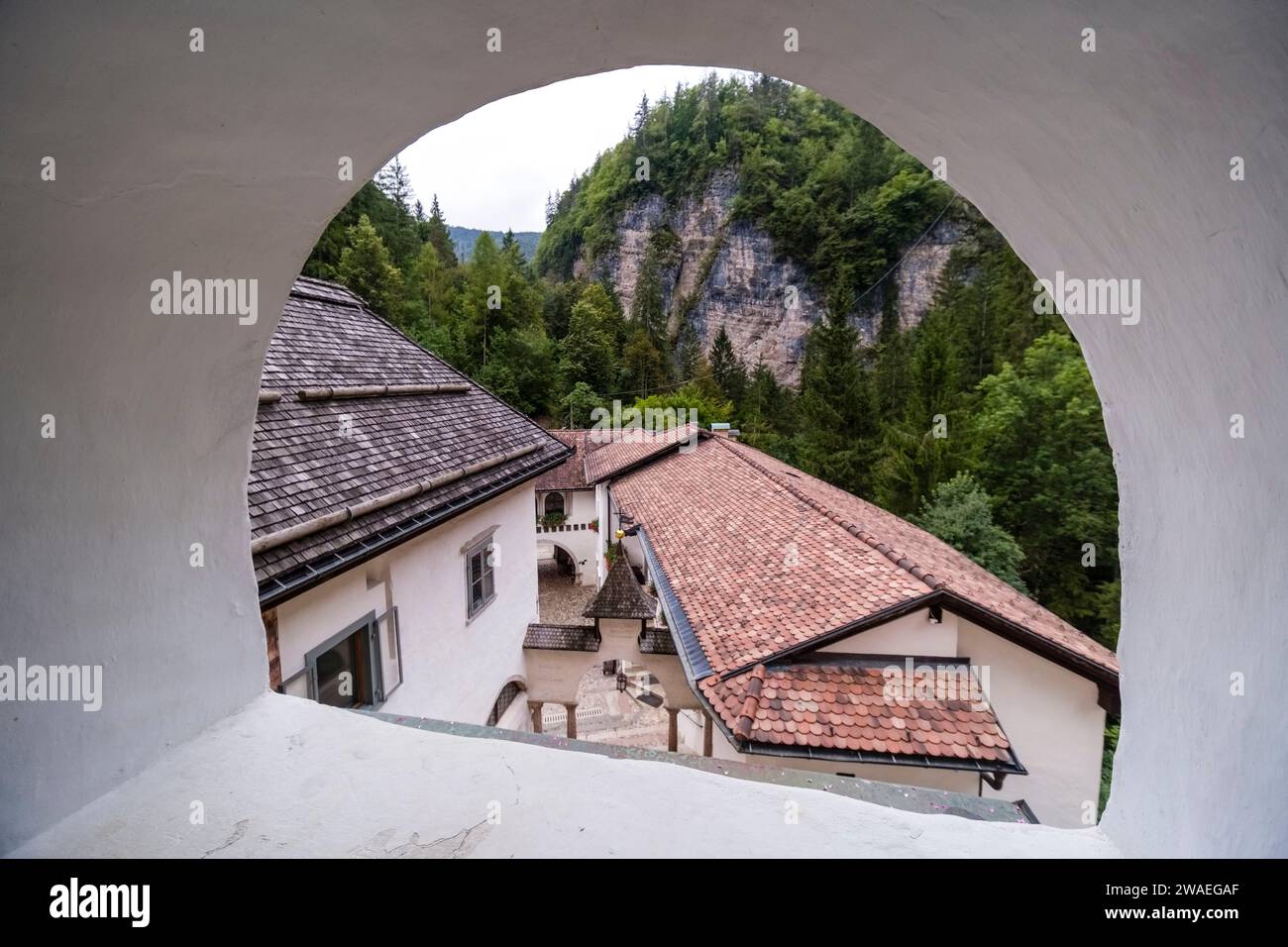 Der burgenähnliche Komplex von San Romedio, ein Wallfahrtsort im kleinen Tal Val di Non in der Nähe des Dorfes Sanzeno. Stockfoto