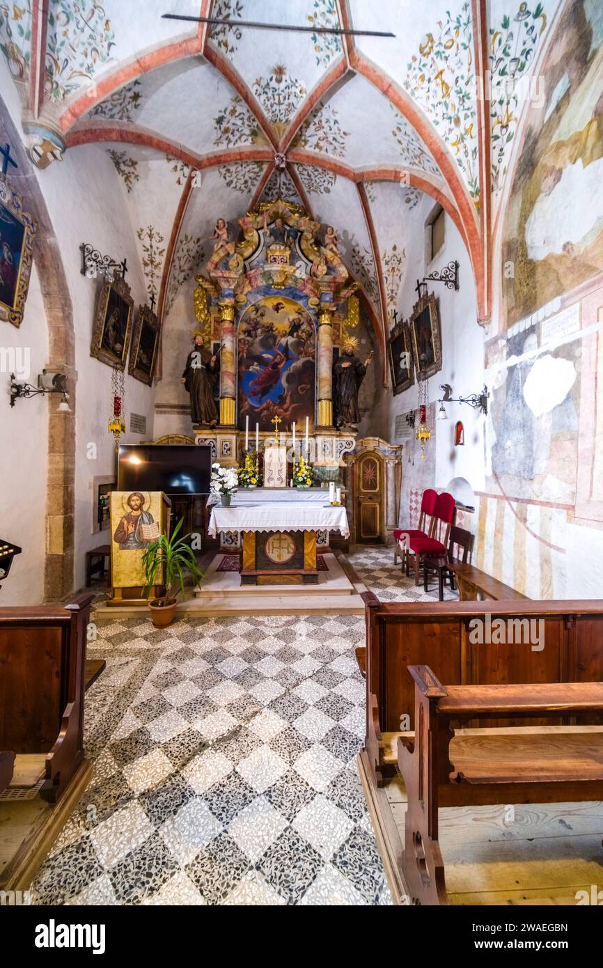 Inneneinrichtung und Hauptaltar in der Kirche San Romedio, einem Wallfahrtsort im kleinen Tal Val di Non in der Nähe des Dorfes Sanzeno. Stockfoto